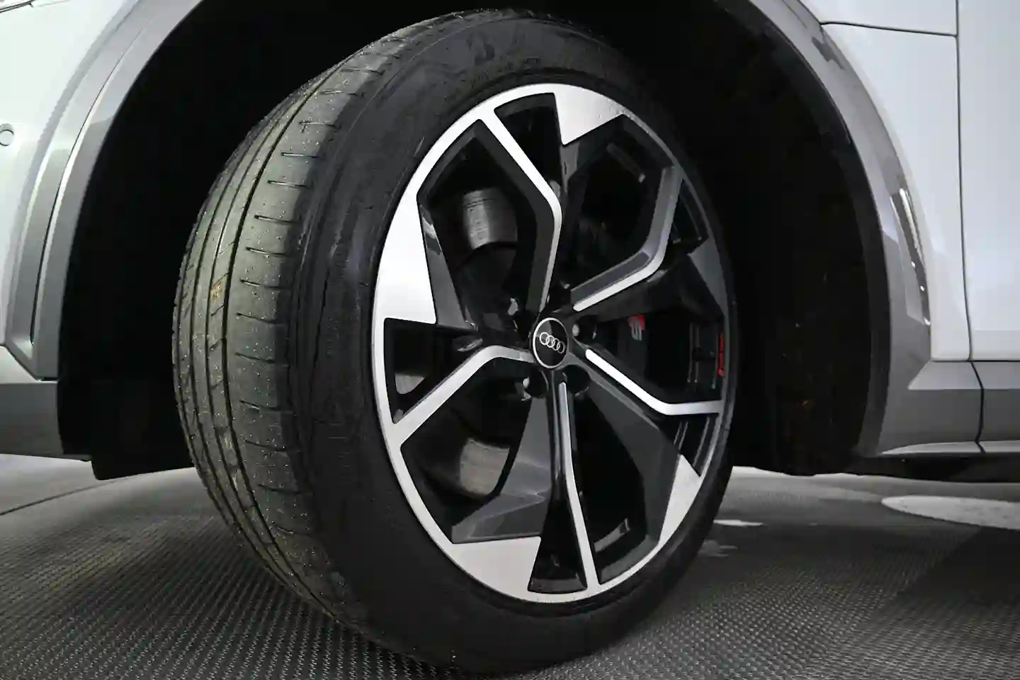 Car Image - 6E8VGmBzF9pgoyVEpYvRcu