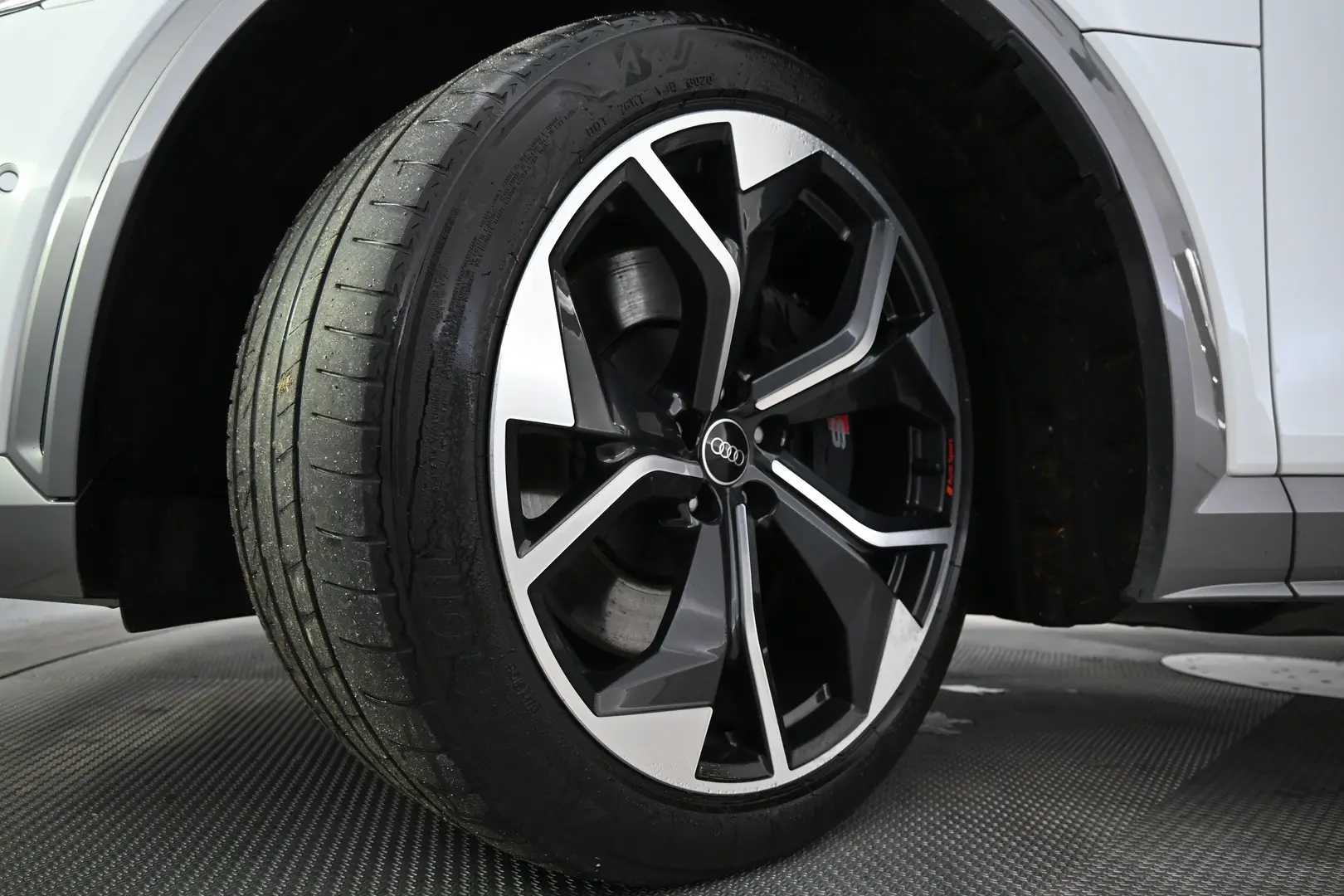 Car Image - 6E8VGmBzF9pgoyVEpYvRcu