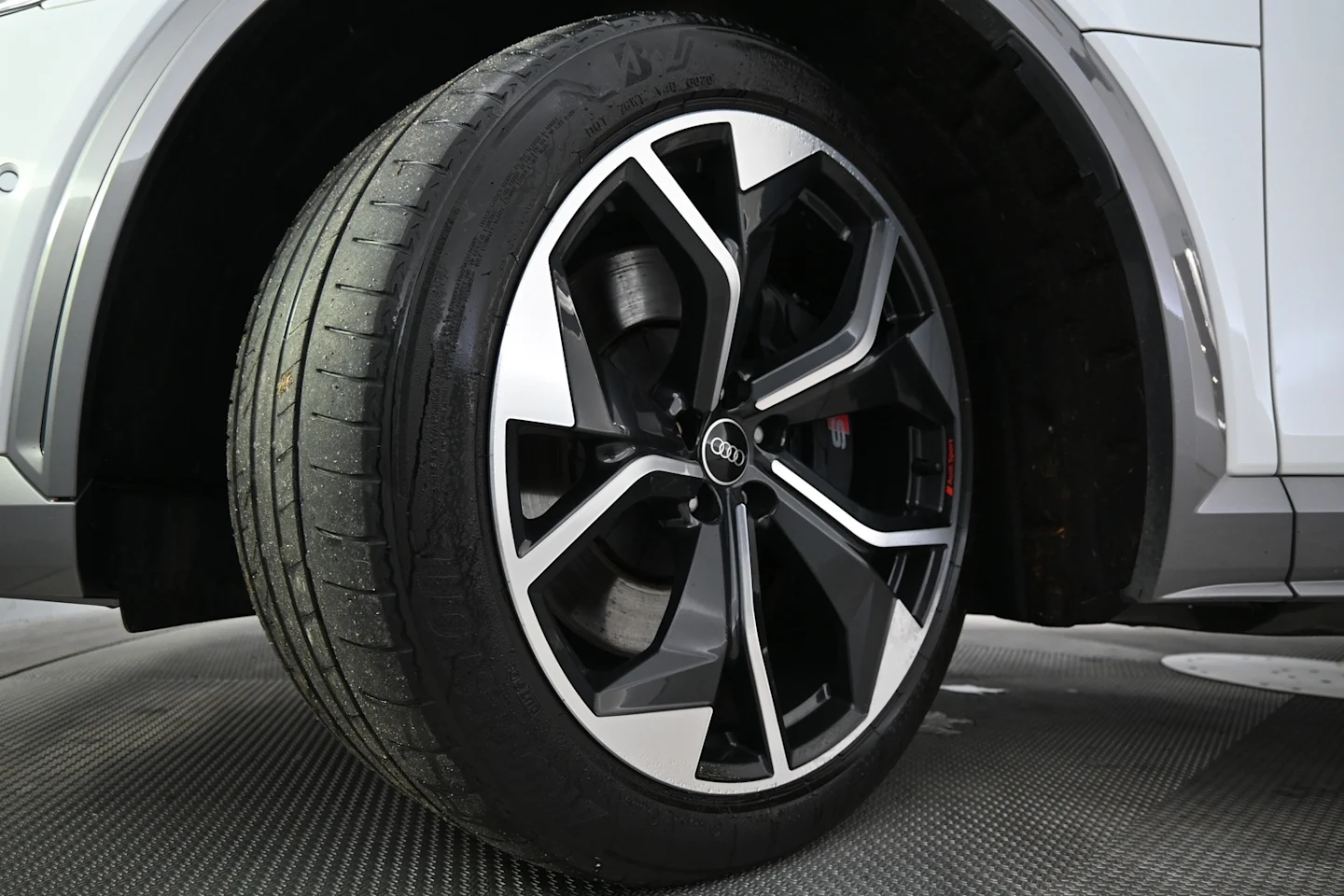 Car Image - 6E8VGmBzF9pgoyVEpYvRcu