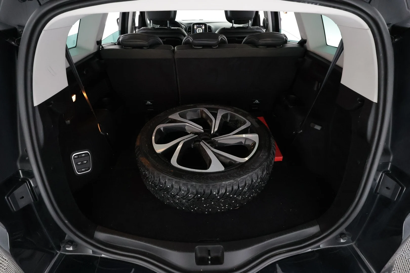 Car Image - 30uzQiHxesofB4h9VhdvkK