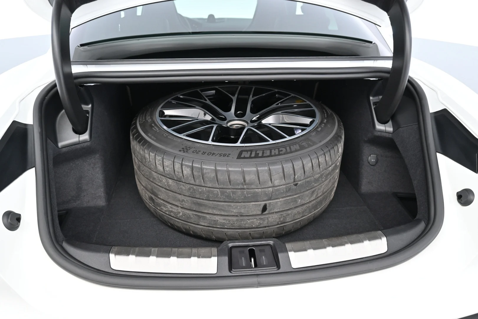 Car Image - 4uY5WbQ9vhCOGH11Rush32