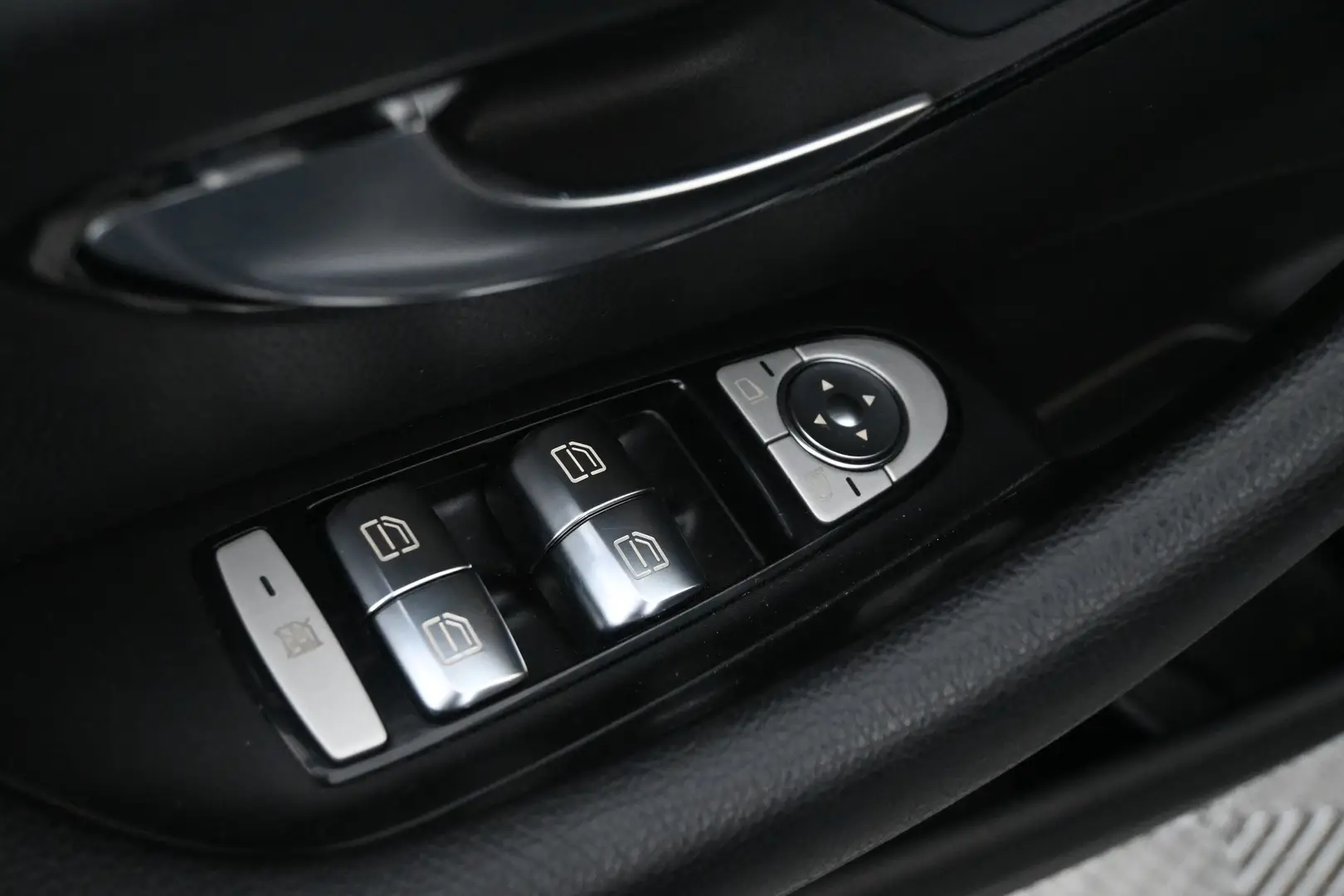 Car Image - 6S7HdpMqQaBxi0x1N3ZODT