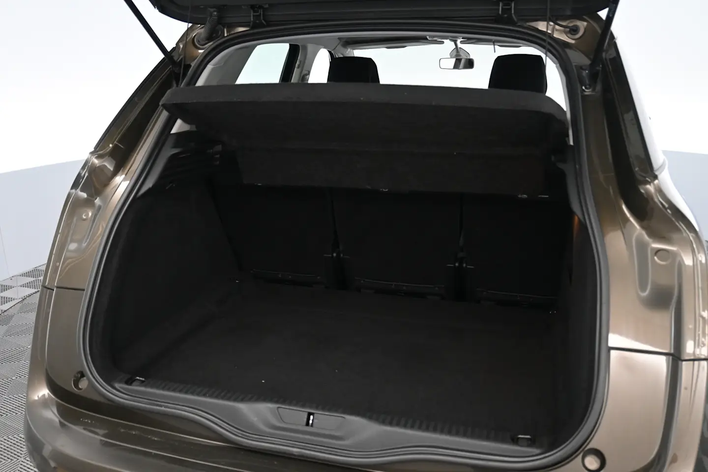 Car Image - 3AadOA5iGREurZoXprio68