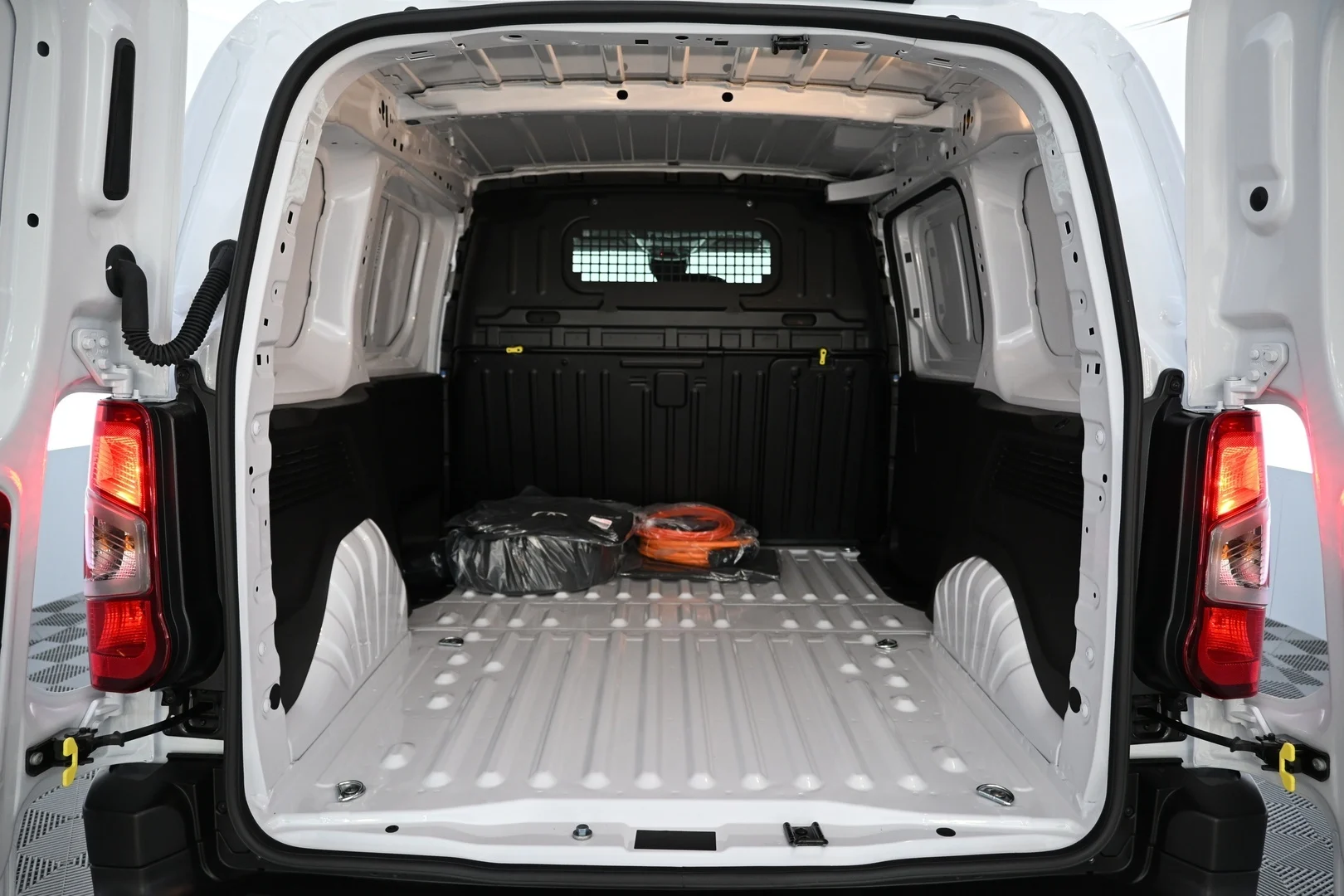 Car Image - 4n1MYXI0Cdi29kFtI2dAyI