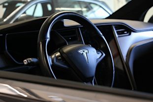 Lue, miksi sähköauto voi olla paras valinta ajoneuvoksesi. Valitse itsellesi taloudellinen ja ekologinen auto.