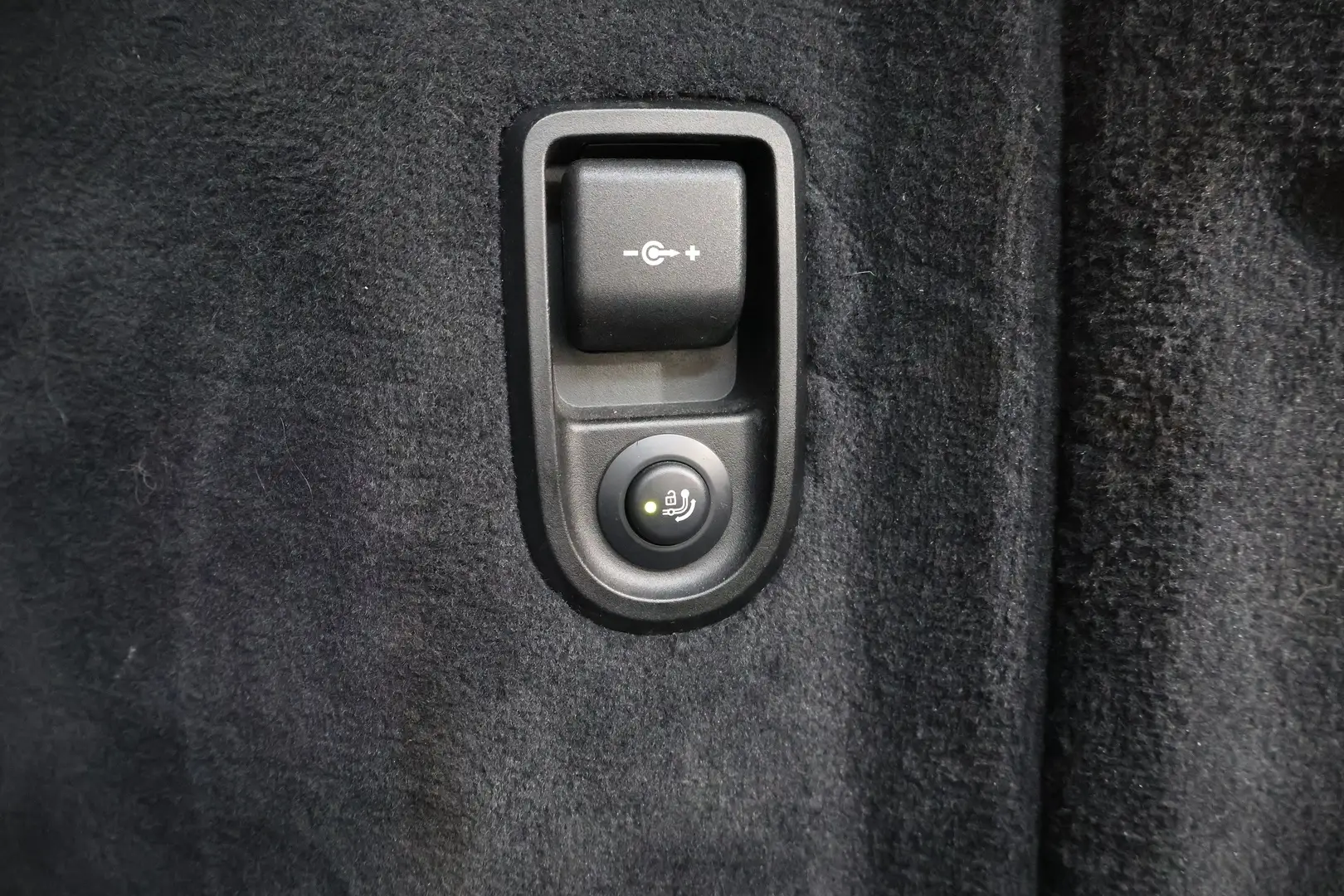 Car Image - 6tbKGmFcXYVzY8q3CuGAIF