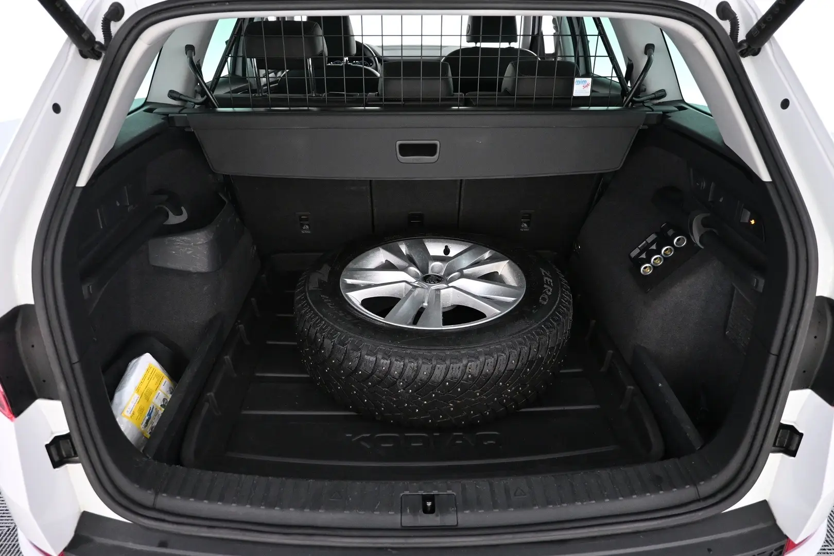 Car Image - 4LuozmvvtmWl5uv7Nd94Iz