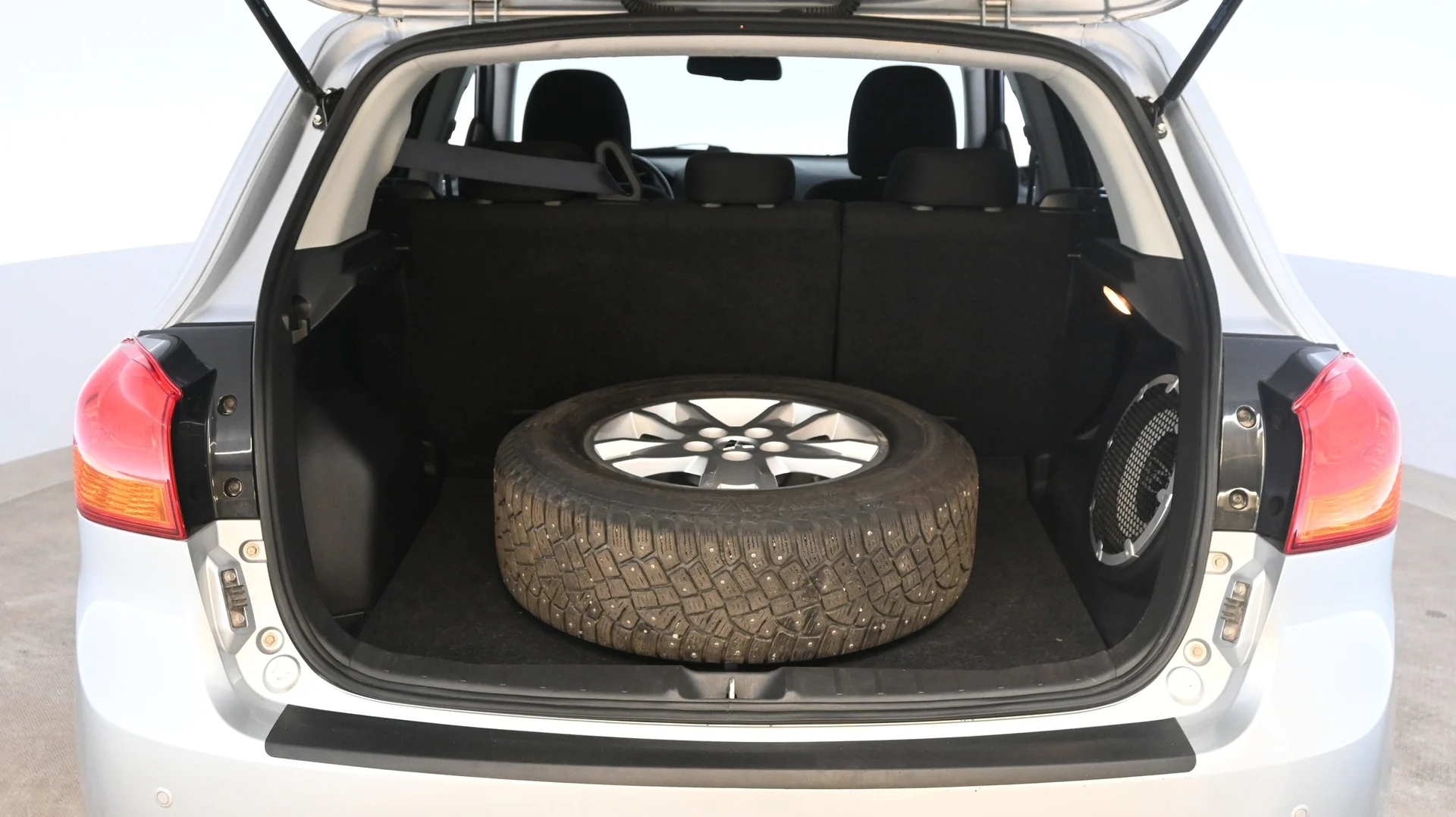 Car Image - 5YEMU0e9jd5psxnrfriFVr