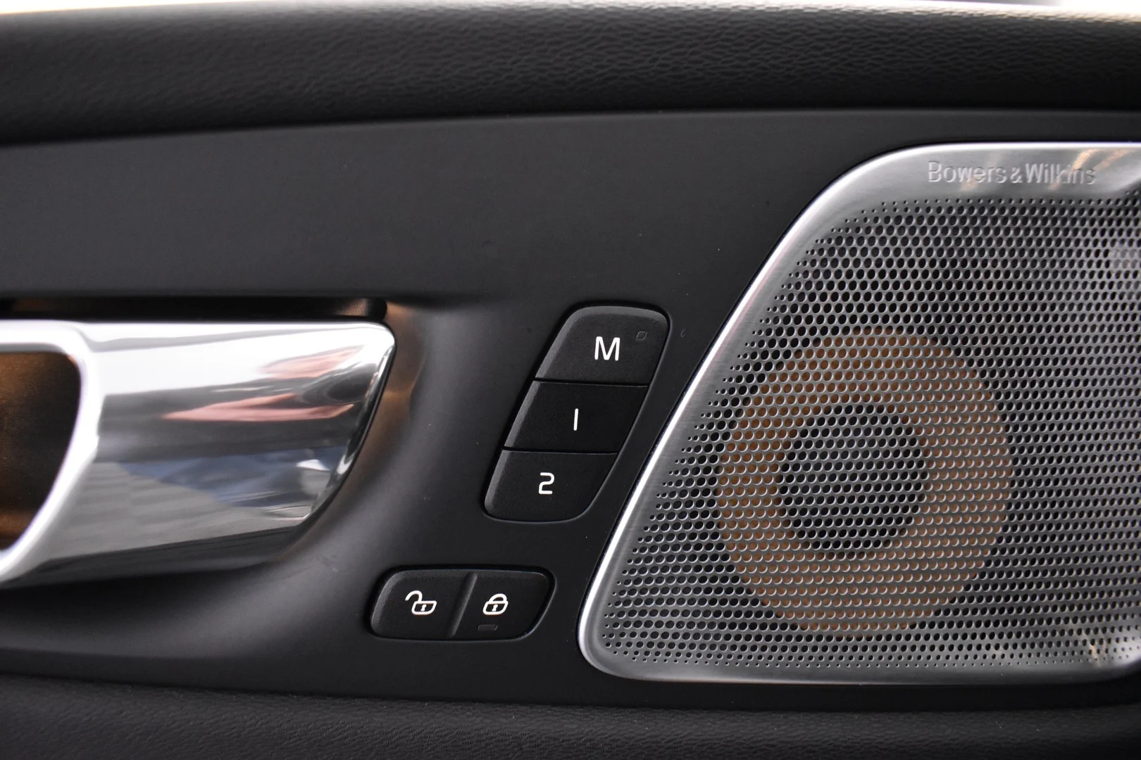 Car Image - 6N4sV2mWF03QMU0D5fXi7a