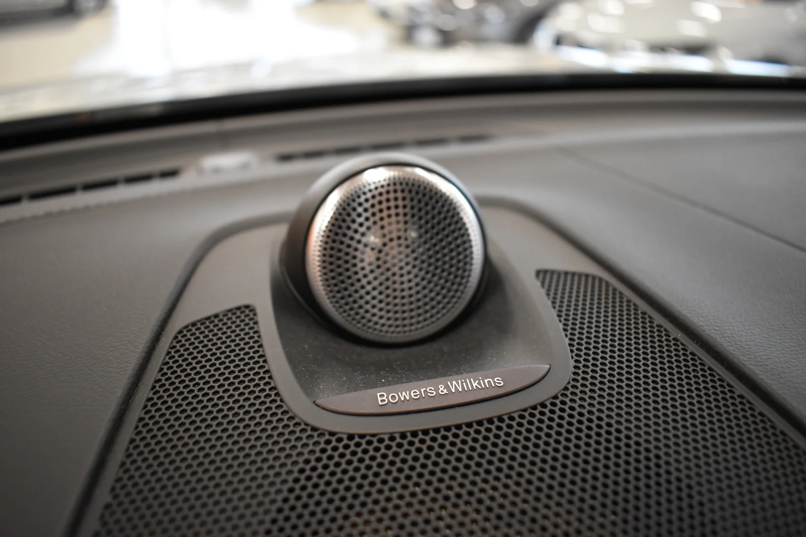 Car Image - 6N4sV2mWF03QMU0D5fXi7a
