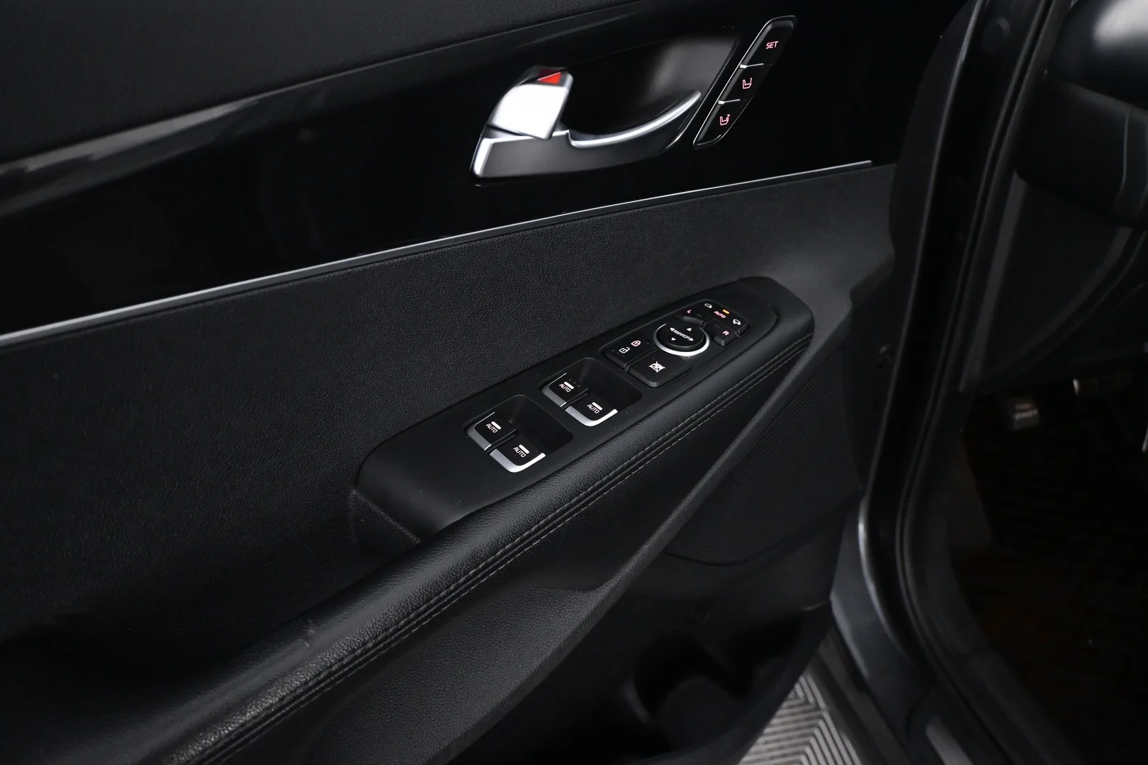 Car Image - 7aIsUShPyGPIqt3Cn77F68