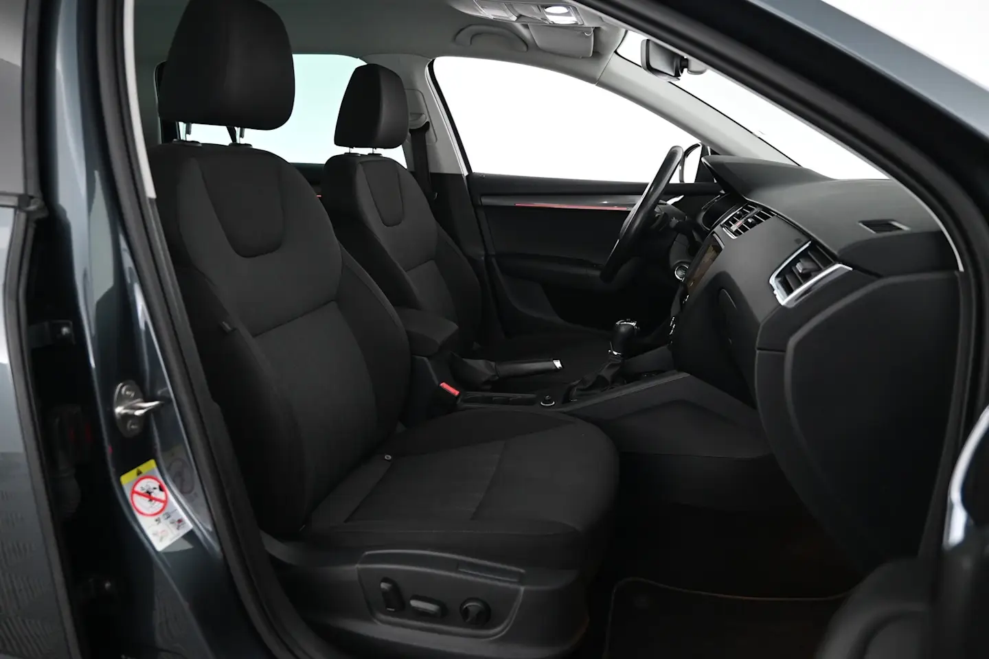 Car Image - 2w1N4dw5wkCBVg90khWsTi