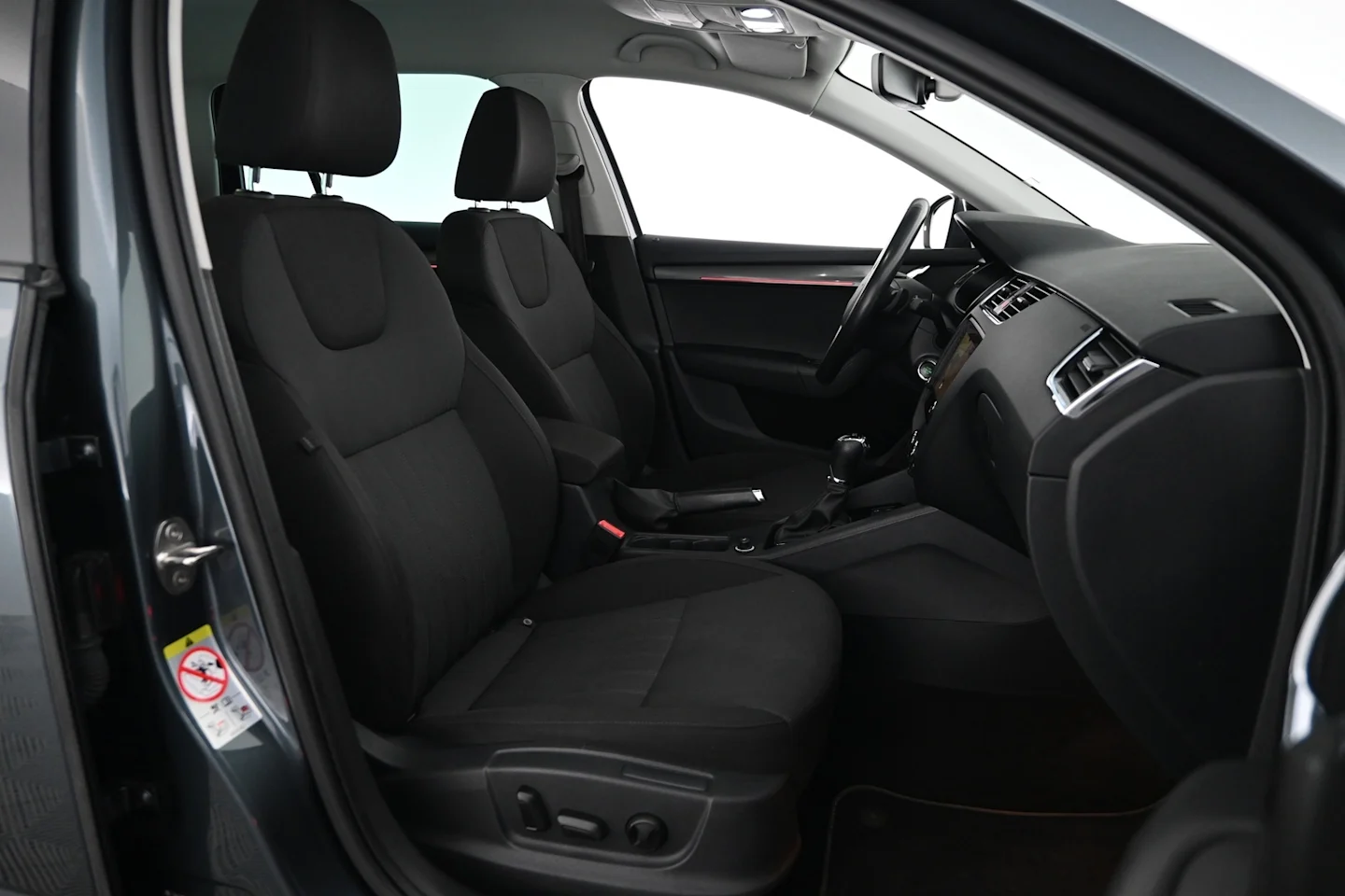 Car Image - 2w1N4dw5wkCBVg90khWsTi