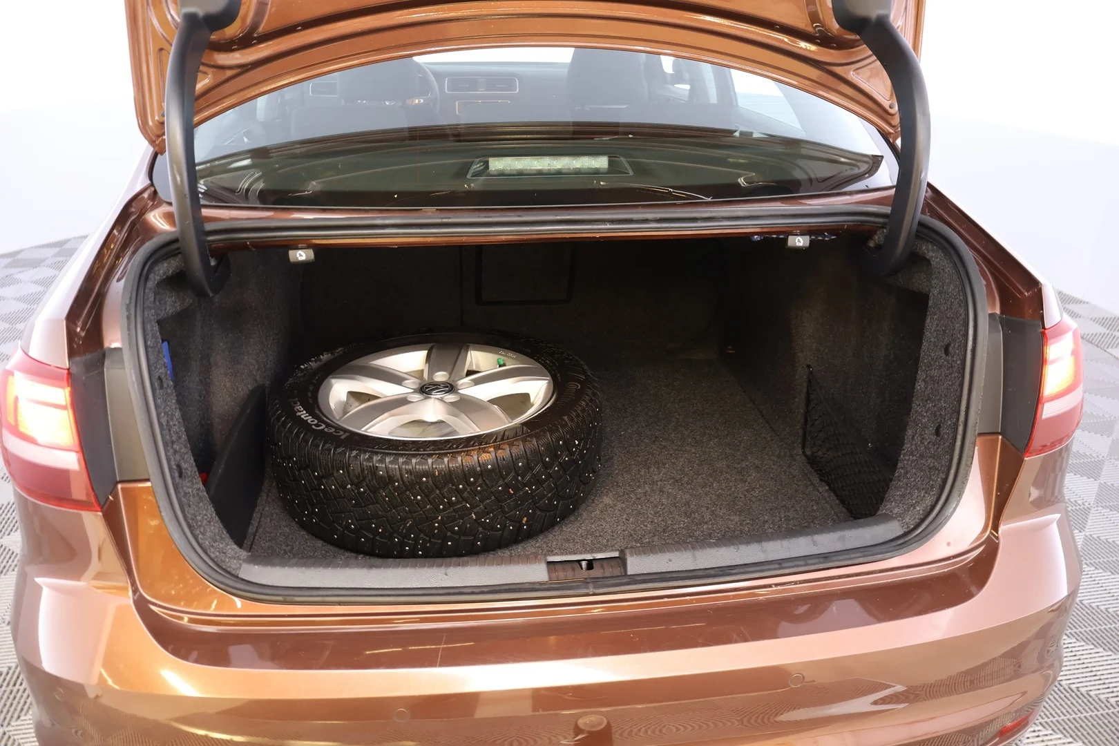 Car Image - 1Rumr1hICCzzyBZOV8z7J1
