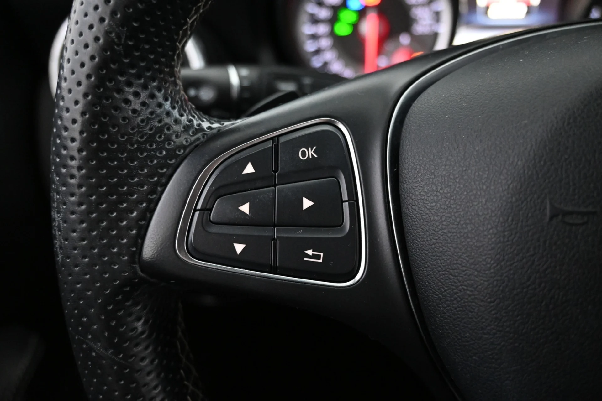 Car Image - 7na0F1B3BPEX4jAKqndrE5