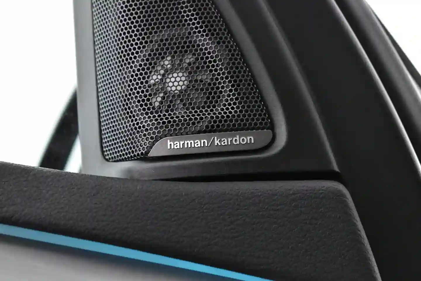 Car Image - 1Rrzv3BNPUTOUasM9SXhL5