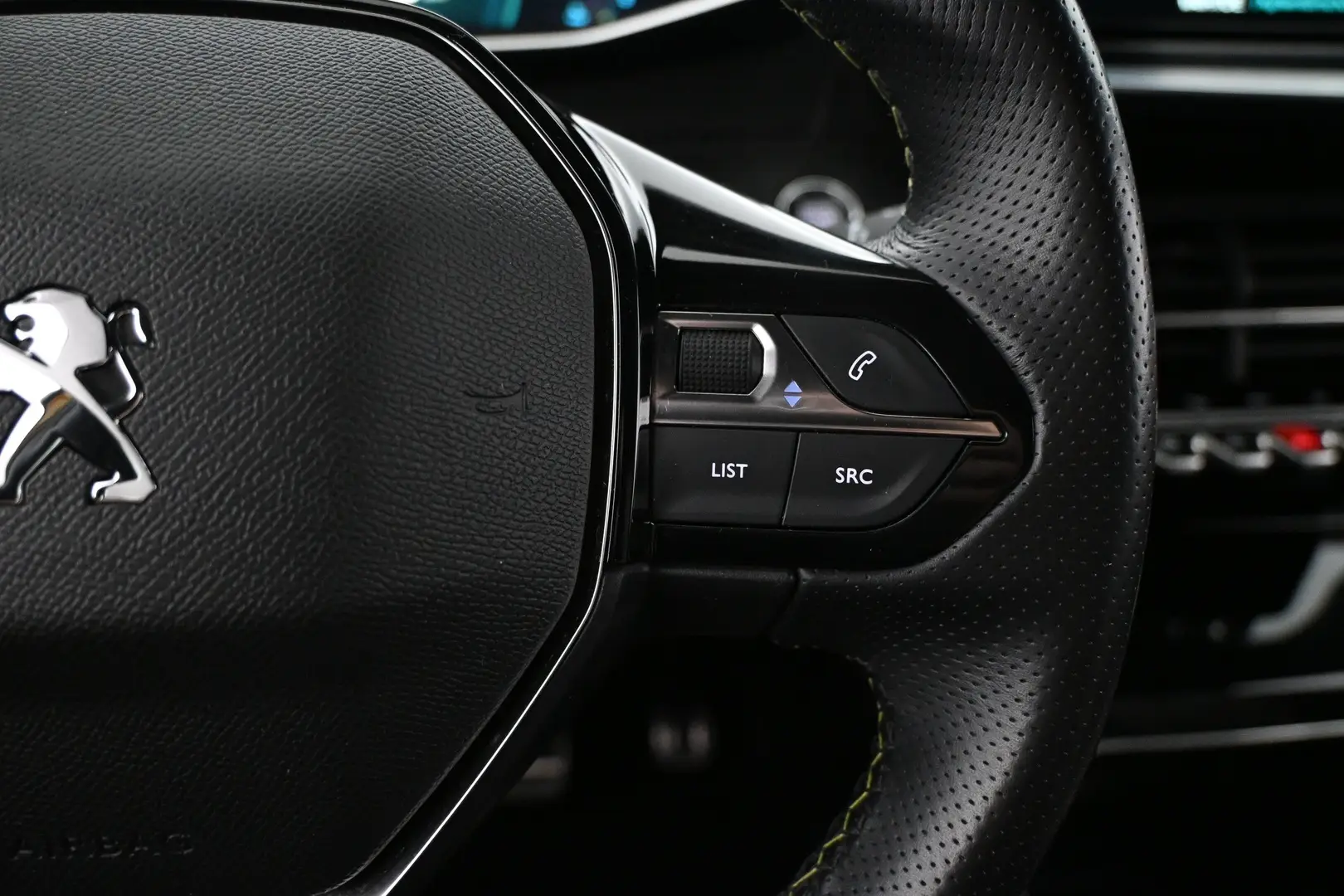 Car Image - Oyx9WXkBsVN8caE55q28K