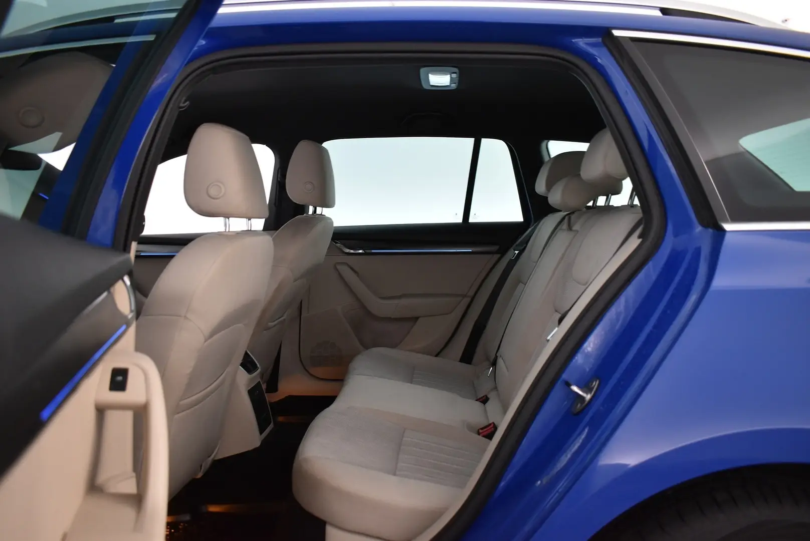 Car Image - 7jEO6Wez4FasiXAKUgp8I2