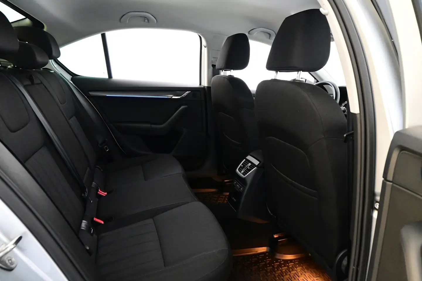 Car Image - Iy3yJM8V4h9xhr17REdd4