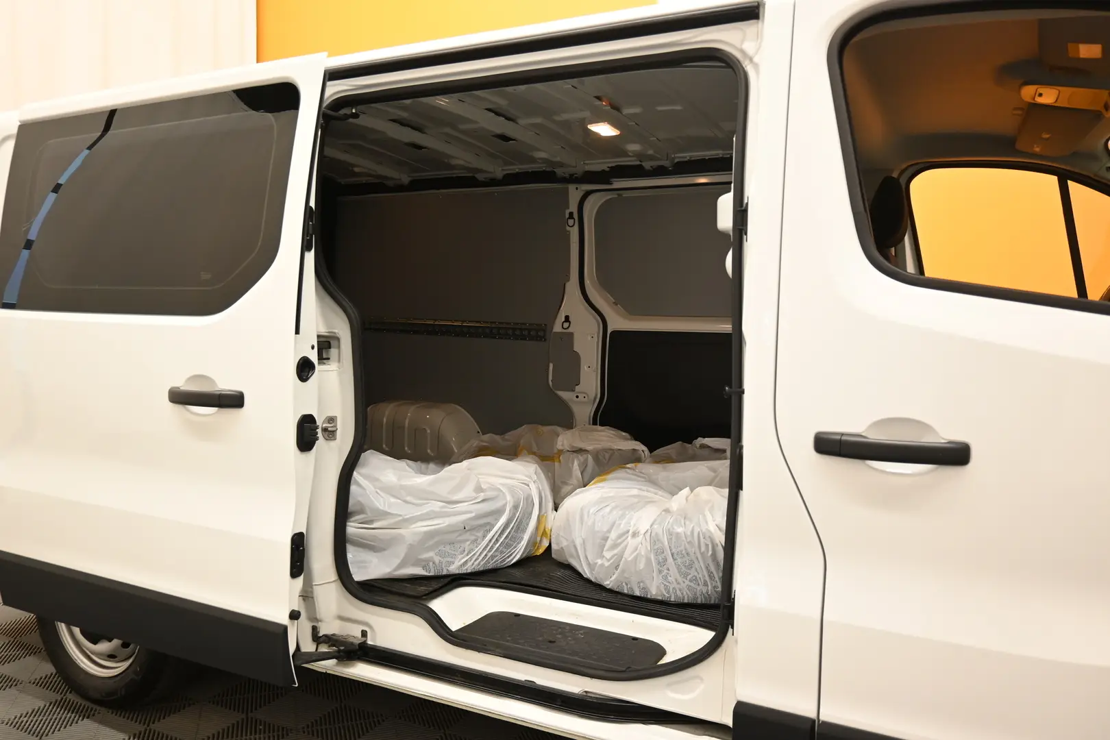 Car Image - 66vZNnDRtU6MpnMYMzmktt