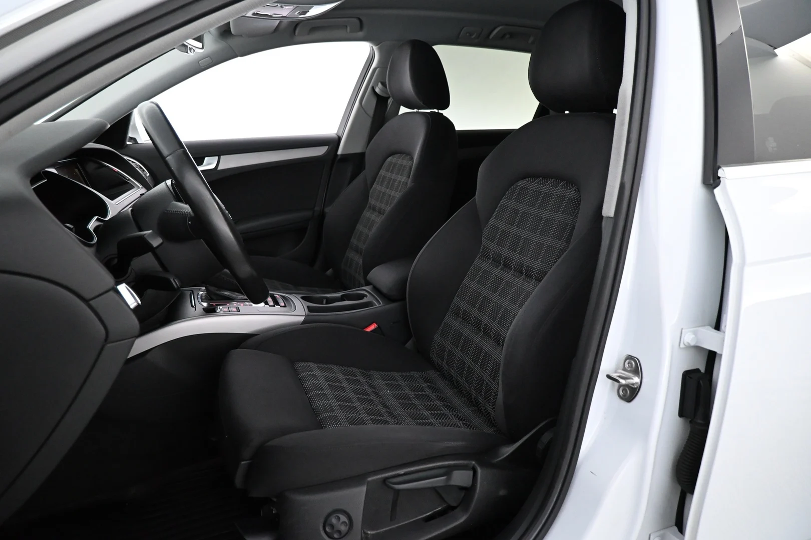 Car Image - 52ecMFkkl597ONUIAdde5w
