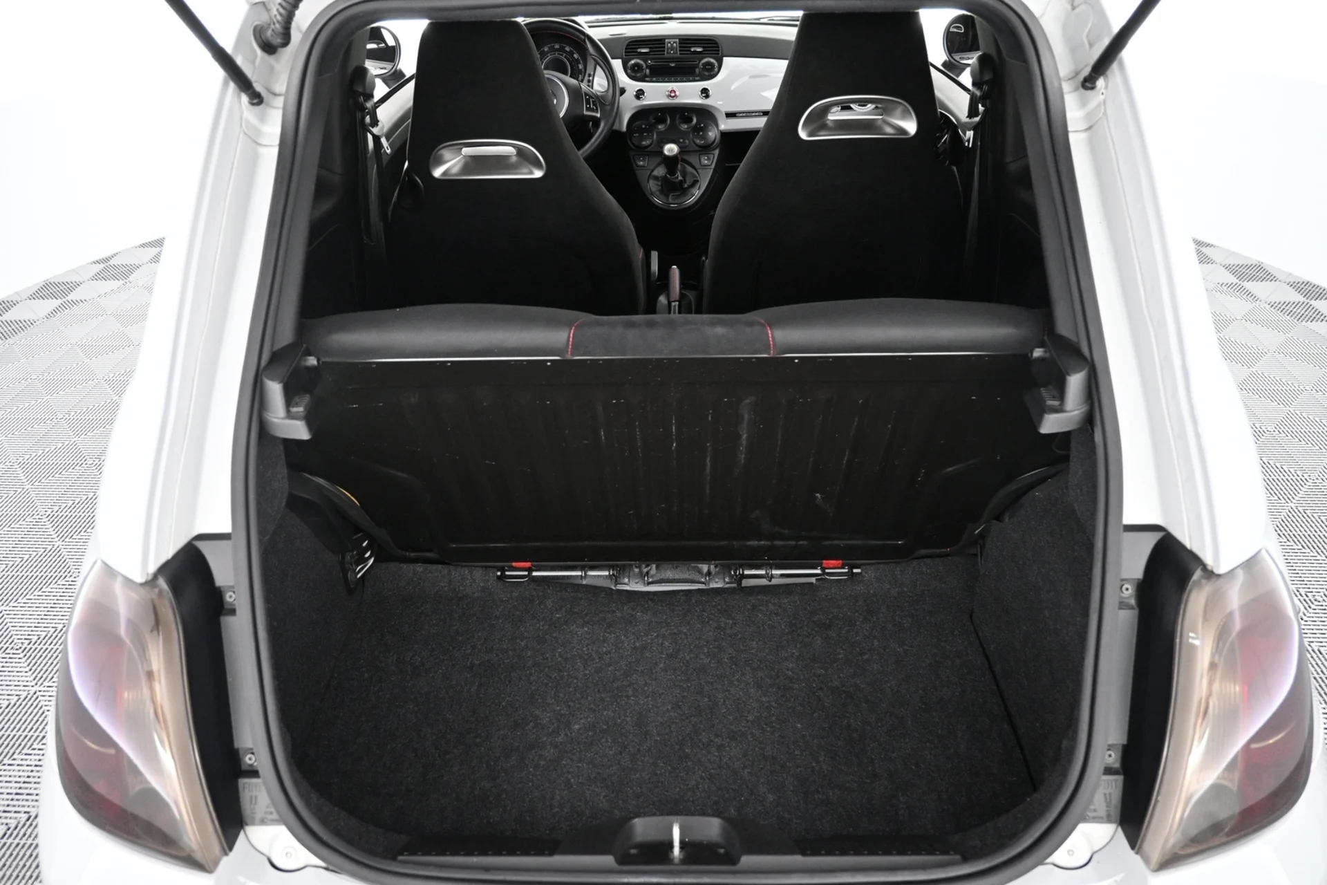 Car Image - oKVR2MVfsATWLC3ML7oFI