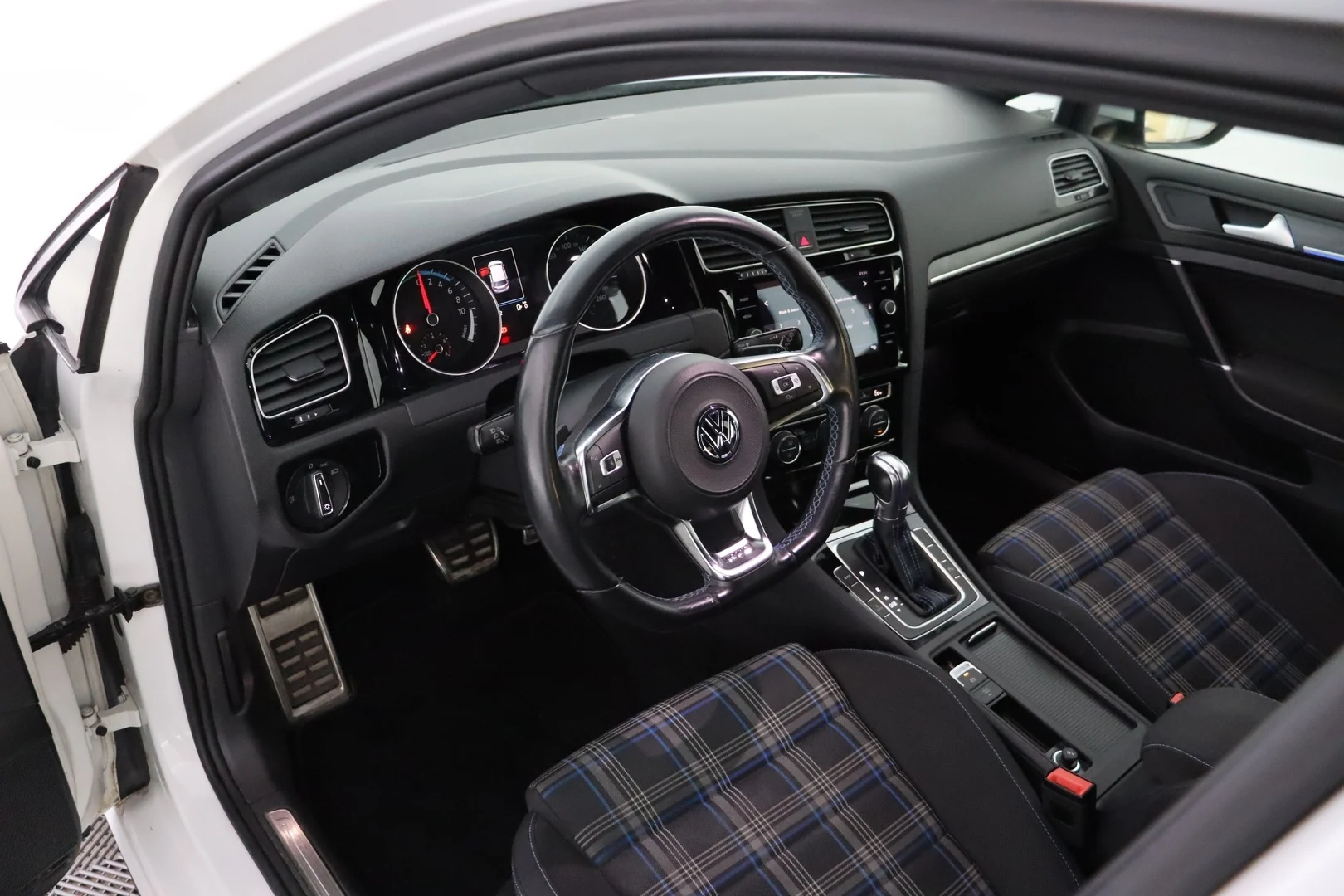 Car Image - 4e4UaYL4jshTNr1XrJJEBa