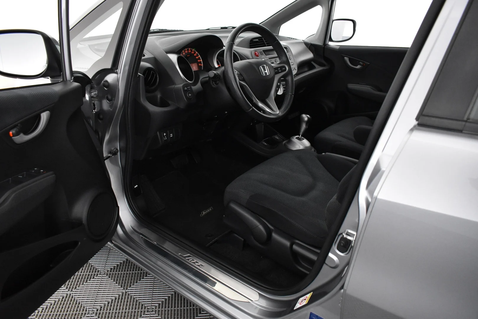 Car Image - 1M27gUnGJJKSMmDJl3WrrZ