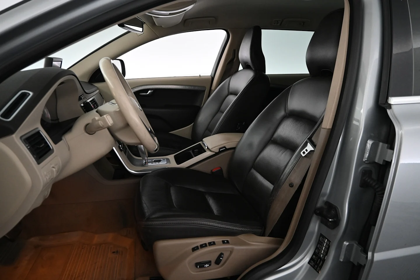 Car Image - R2KSfvElTjb00cxCRcUvg