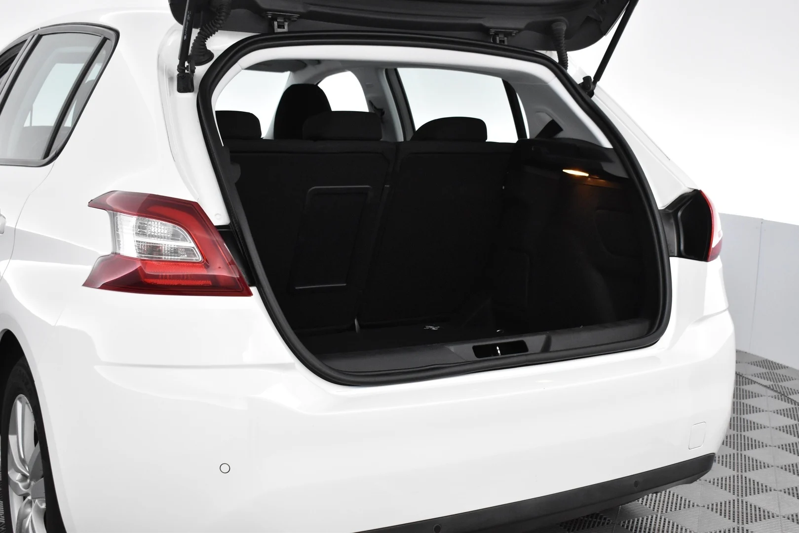 Car Image - a5h7ywSxdatalsM82Jl9p