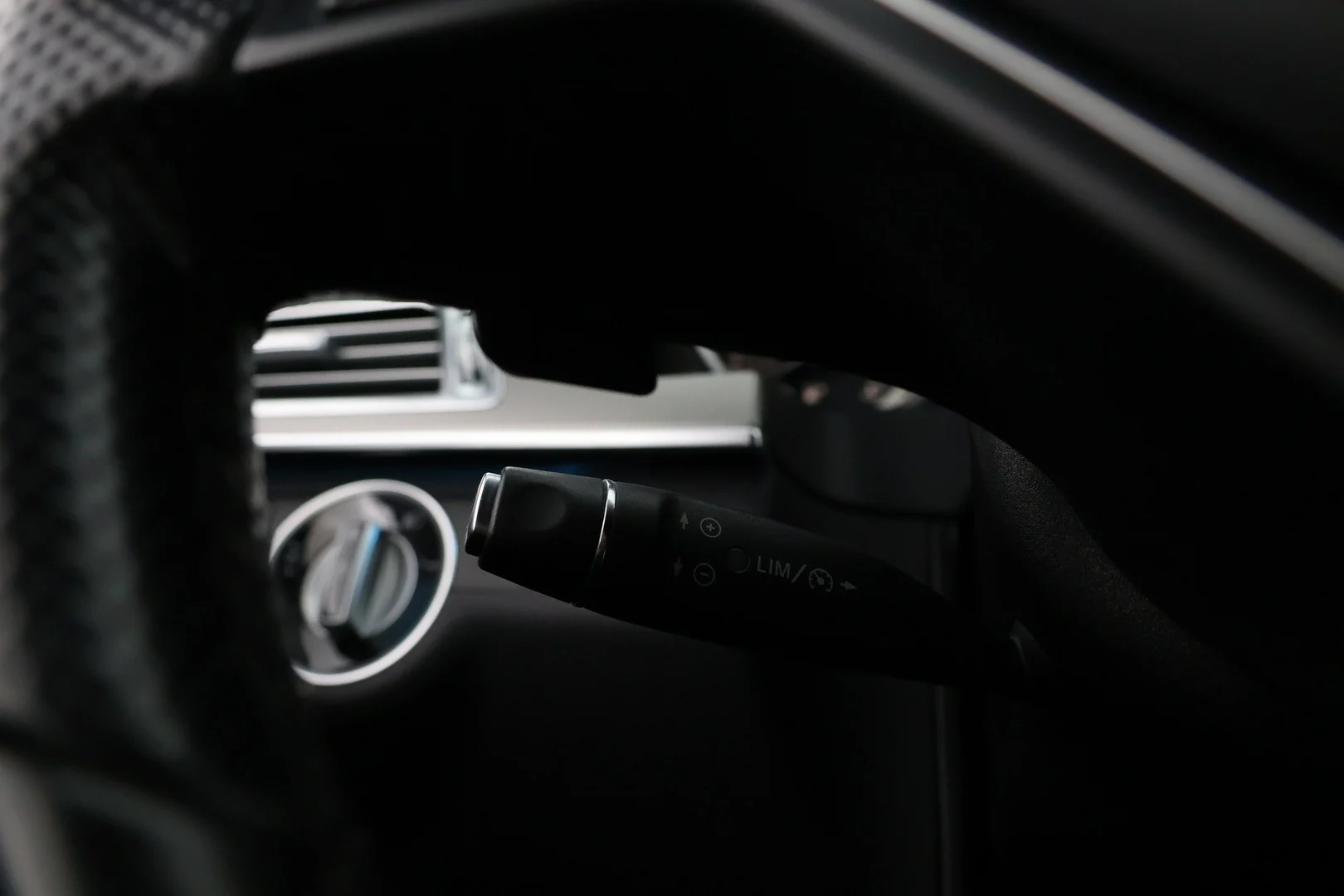 Car Image - 41RYYSKXCSyYAAV9ew97XX