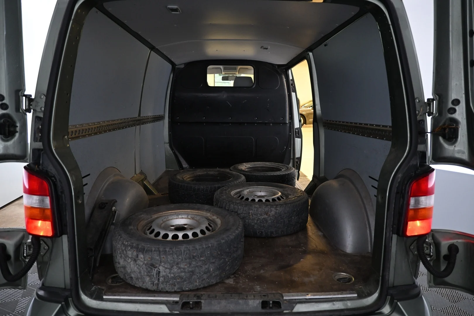 Car Image - SmgBvOg8oTCLvKbQxSGJE
