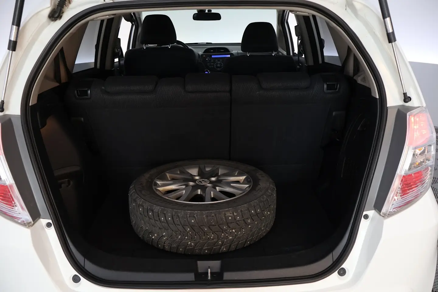 Car Image - 73K3Y8fbcHvEEMhZB69UXJ