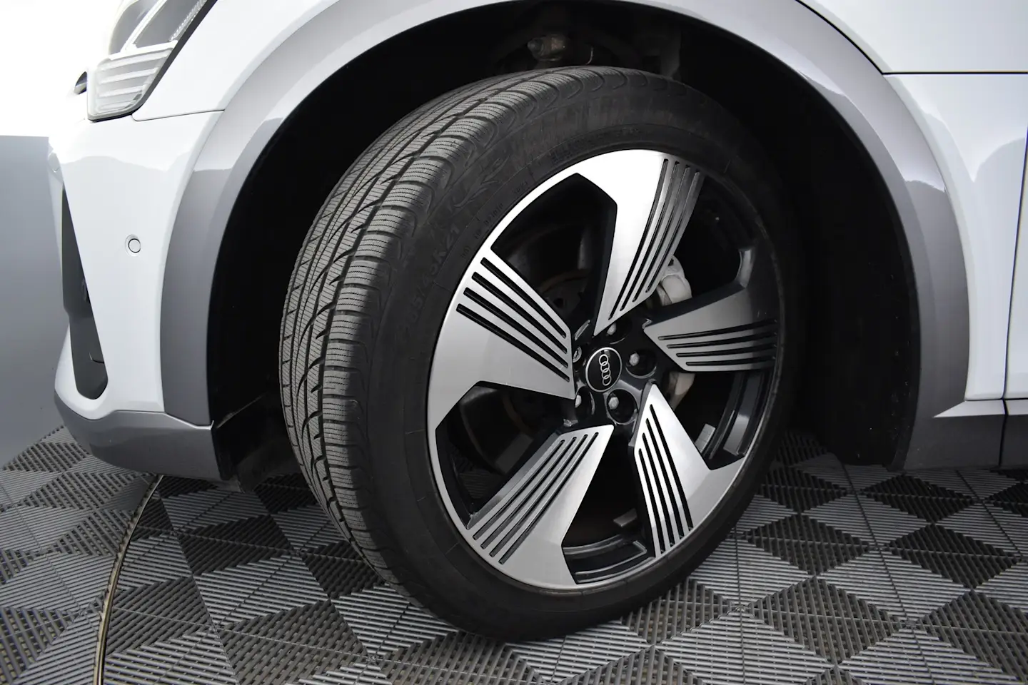 Car Image - e4fNXlC7rOXjMswDuLBOS