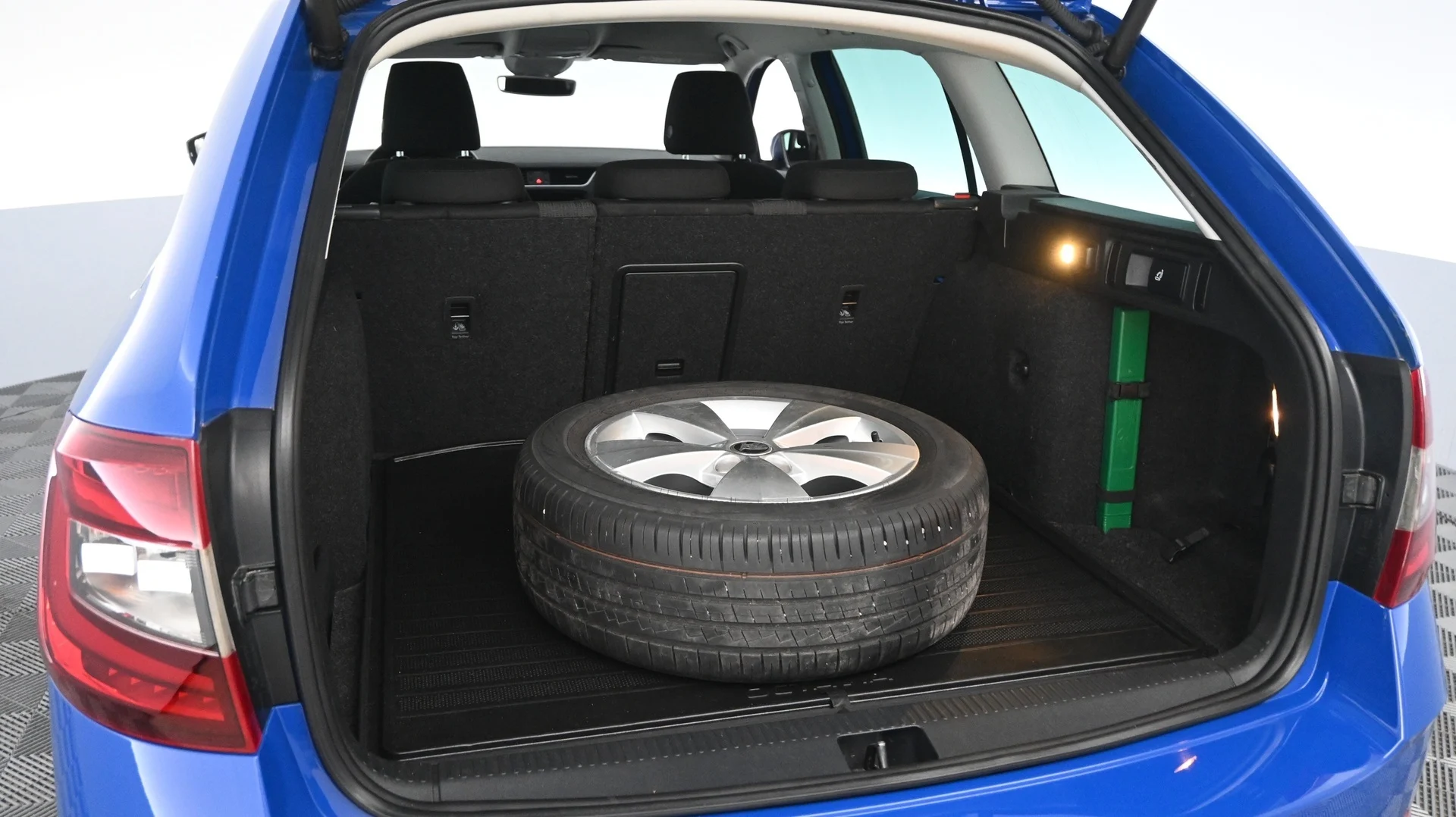 Car Image - 49PHEQyrW5orL3YQSCcl1v