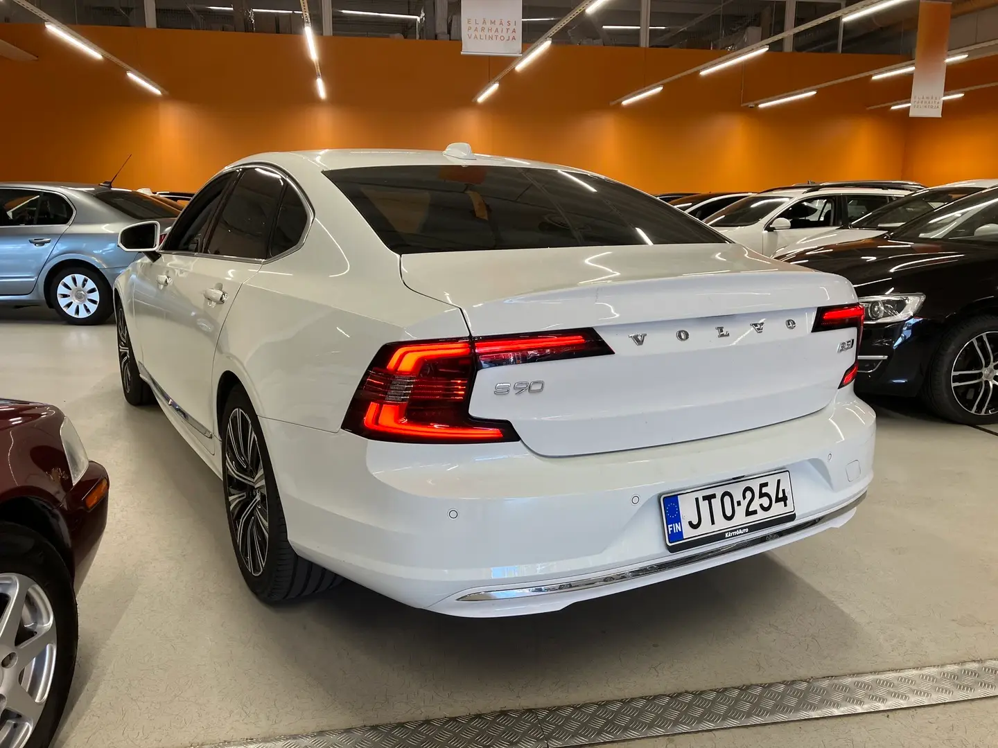 Car Image - rsrT9txfg9CElAnVdHzcE