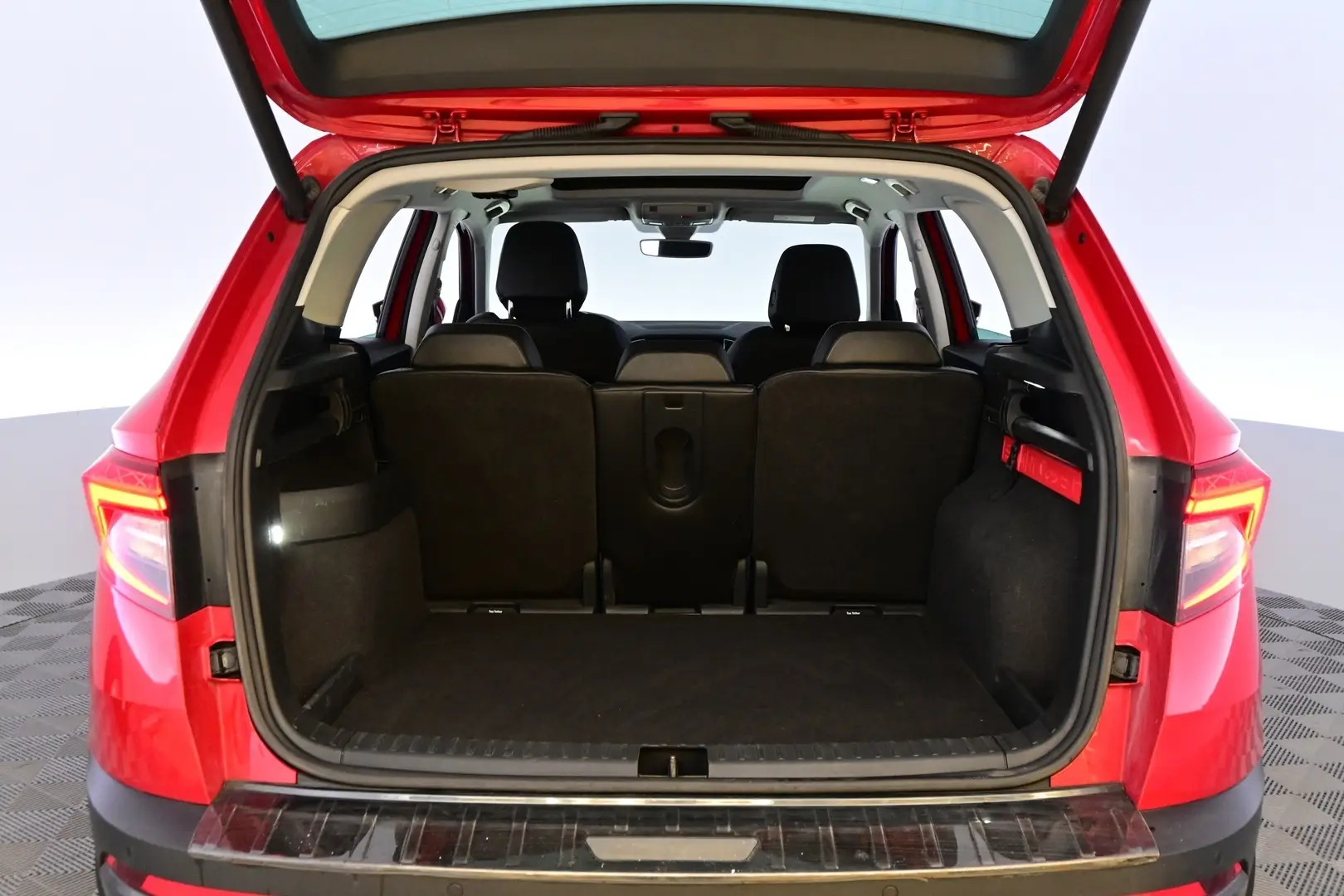 Car Image - DhbYO7KVQaSsu7jO31cXj