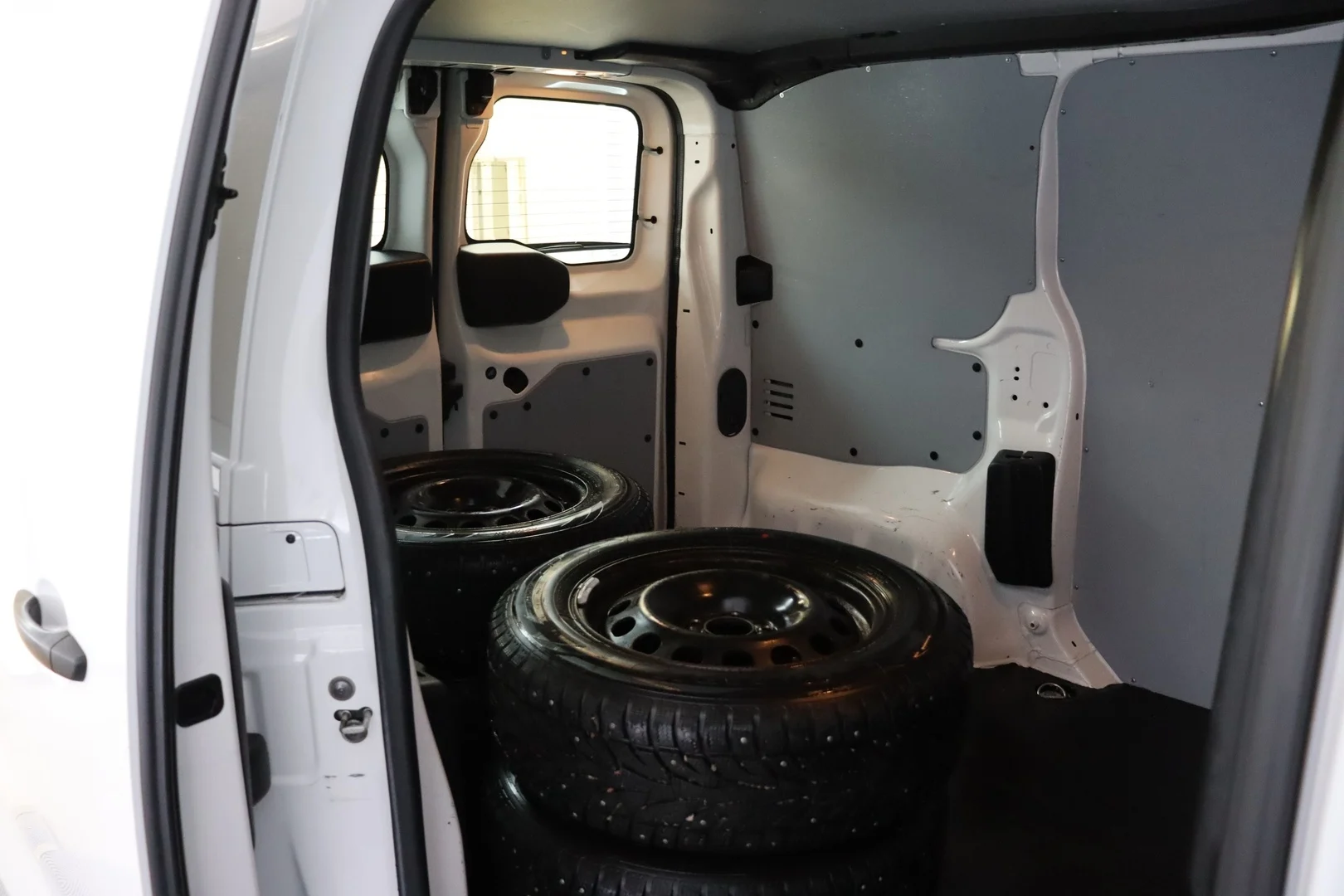 Car Image - 2Uc8mTvwV50AUd4YVtIEWT