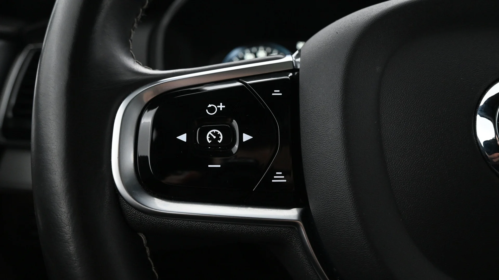 Car Image - V7uO1U2LWiYM1sf32ivNo