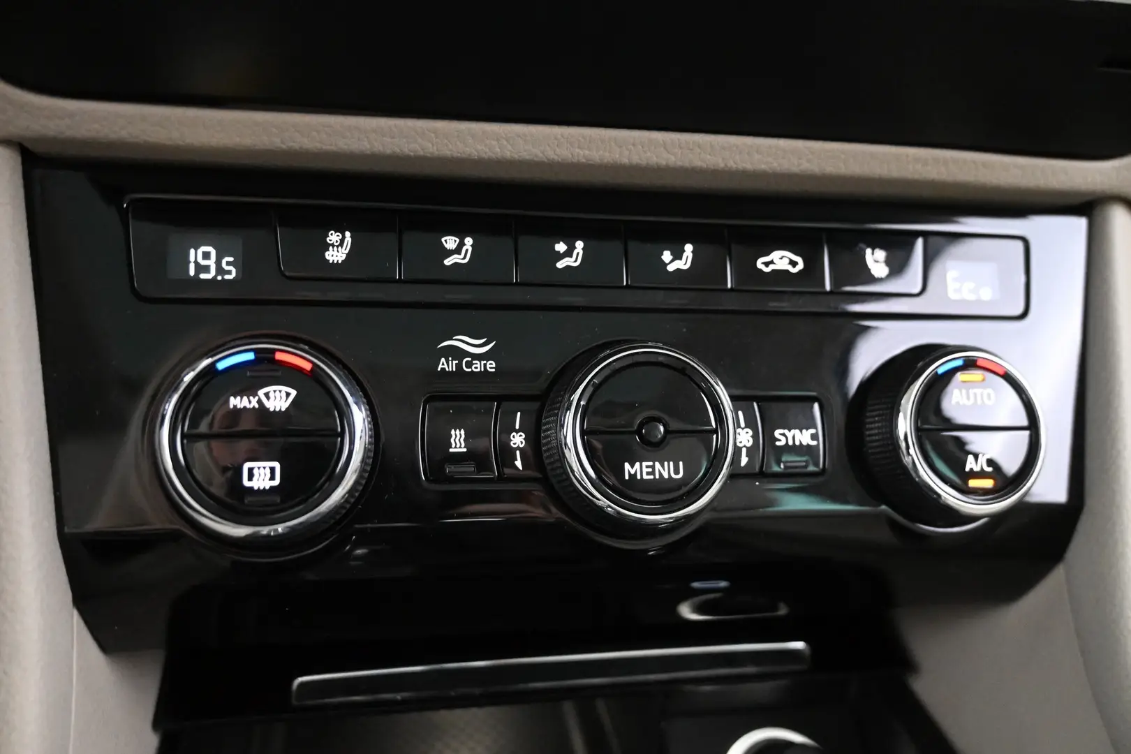 Car Image - 6K8lF71sVOpdb5AuCEpVXF