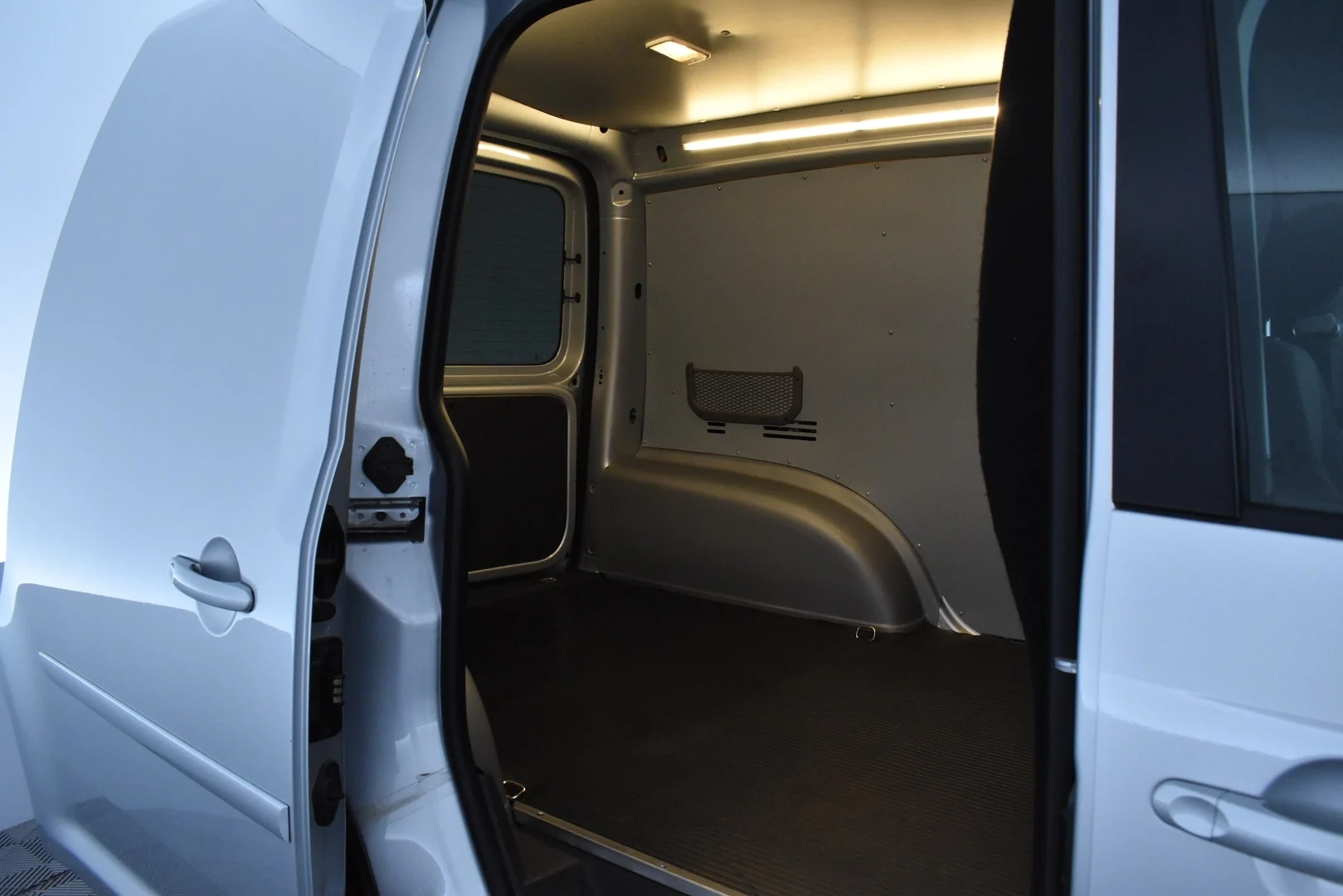 Car Image - zD1OdSiS8CsbaVbxRp9TU