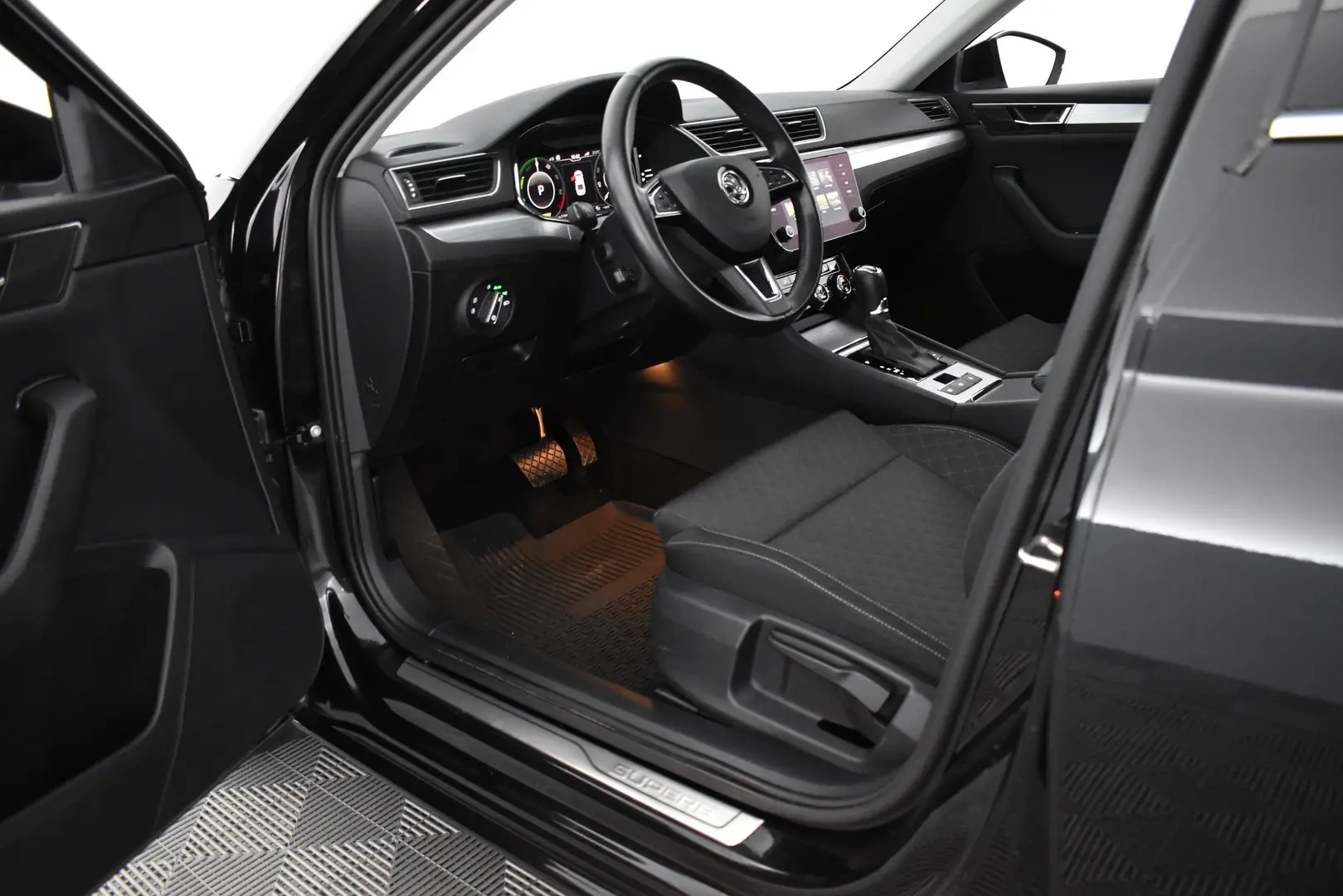 Car Image - 6BAEC7uOnlYBRn26kOA2Wd