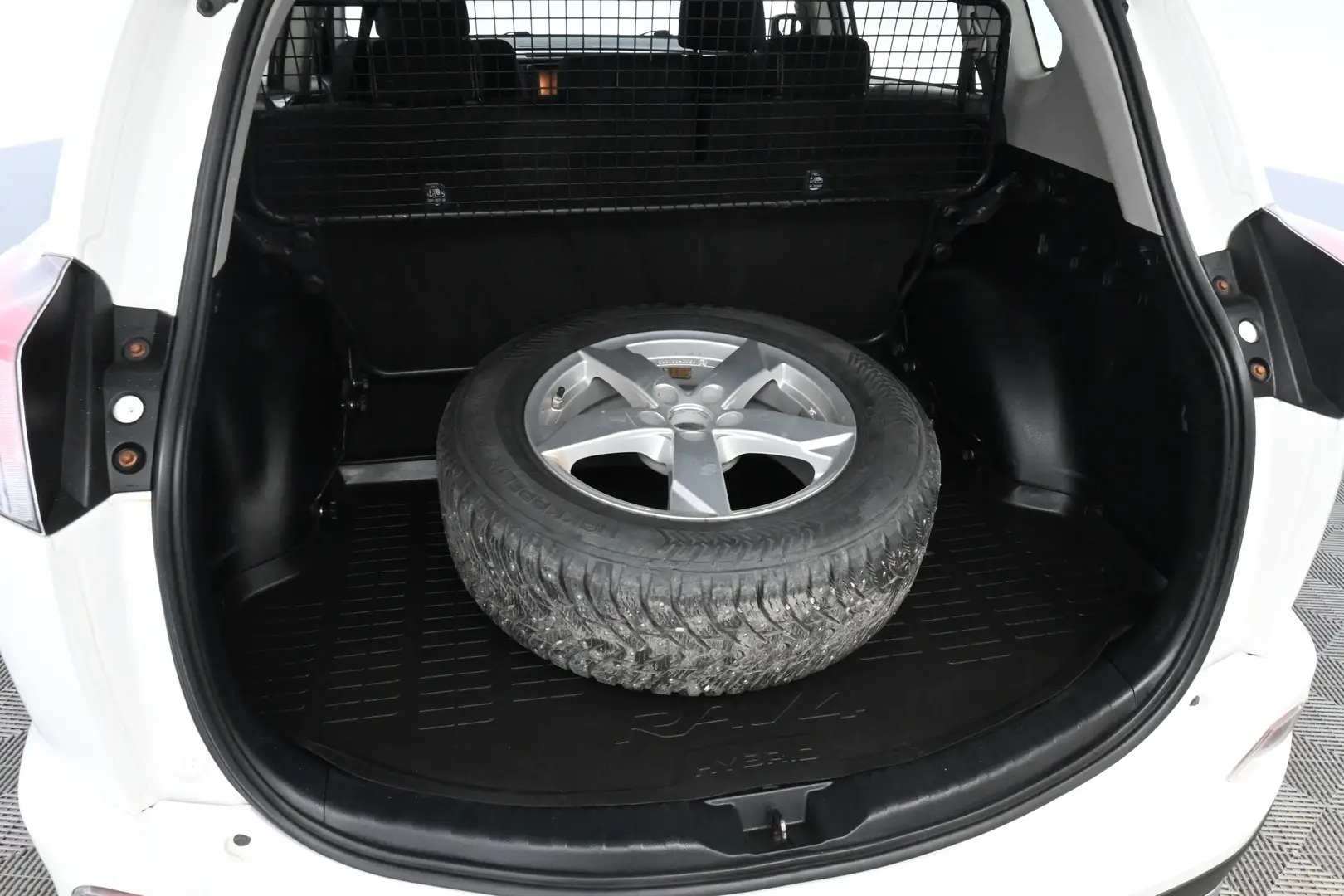 Car Image - 3R9uQyrhiu89yYY1yDeiW4