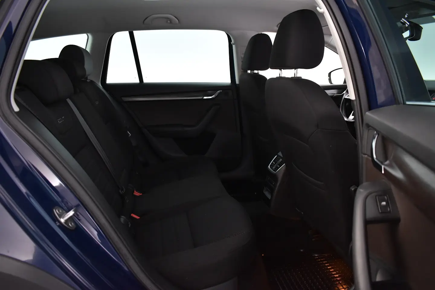 Car Image - 1nAtLMHwYULuf4UWOlViTM