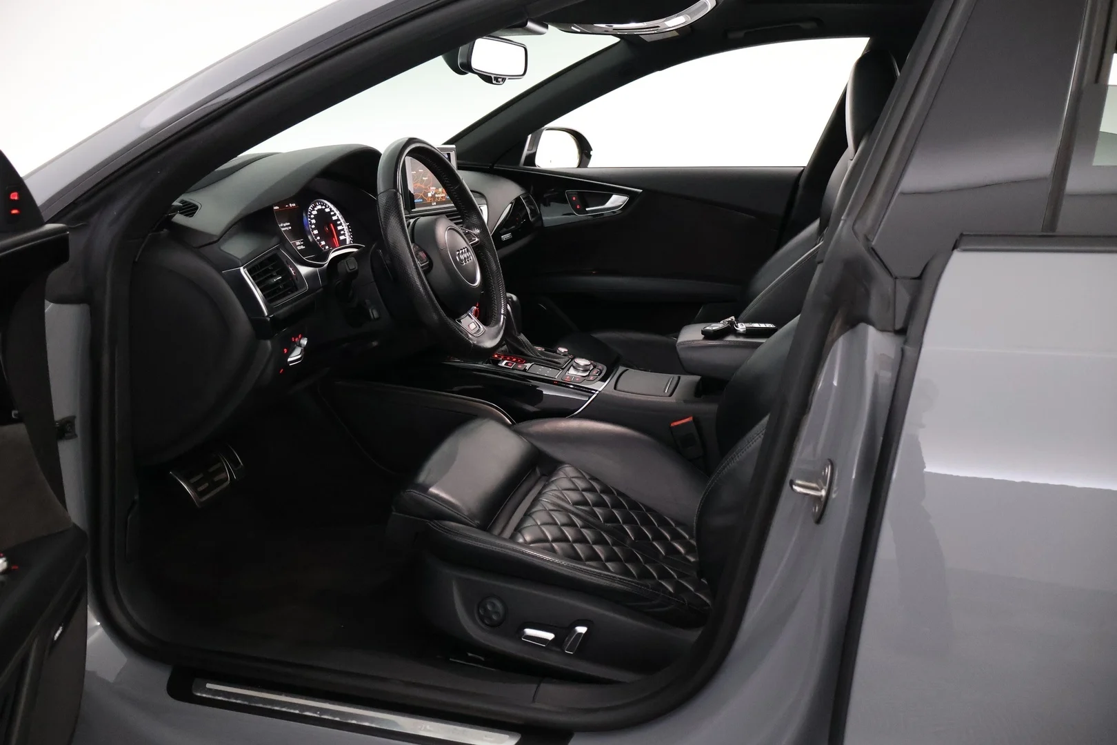 Car Image - 1KIWYy40vI8KJe6lNGoldi