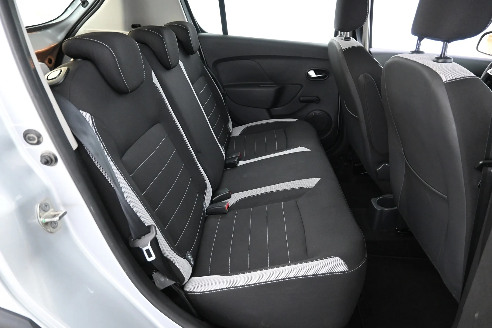 Car Image - 29OBvRnkq38cePweFry3Zx