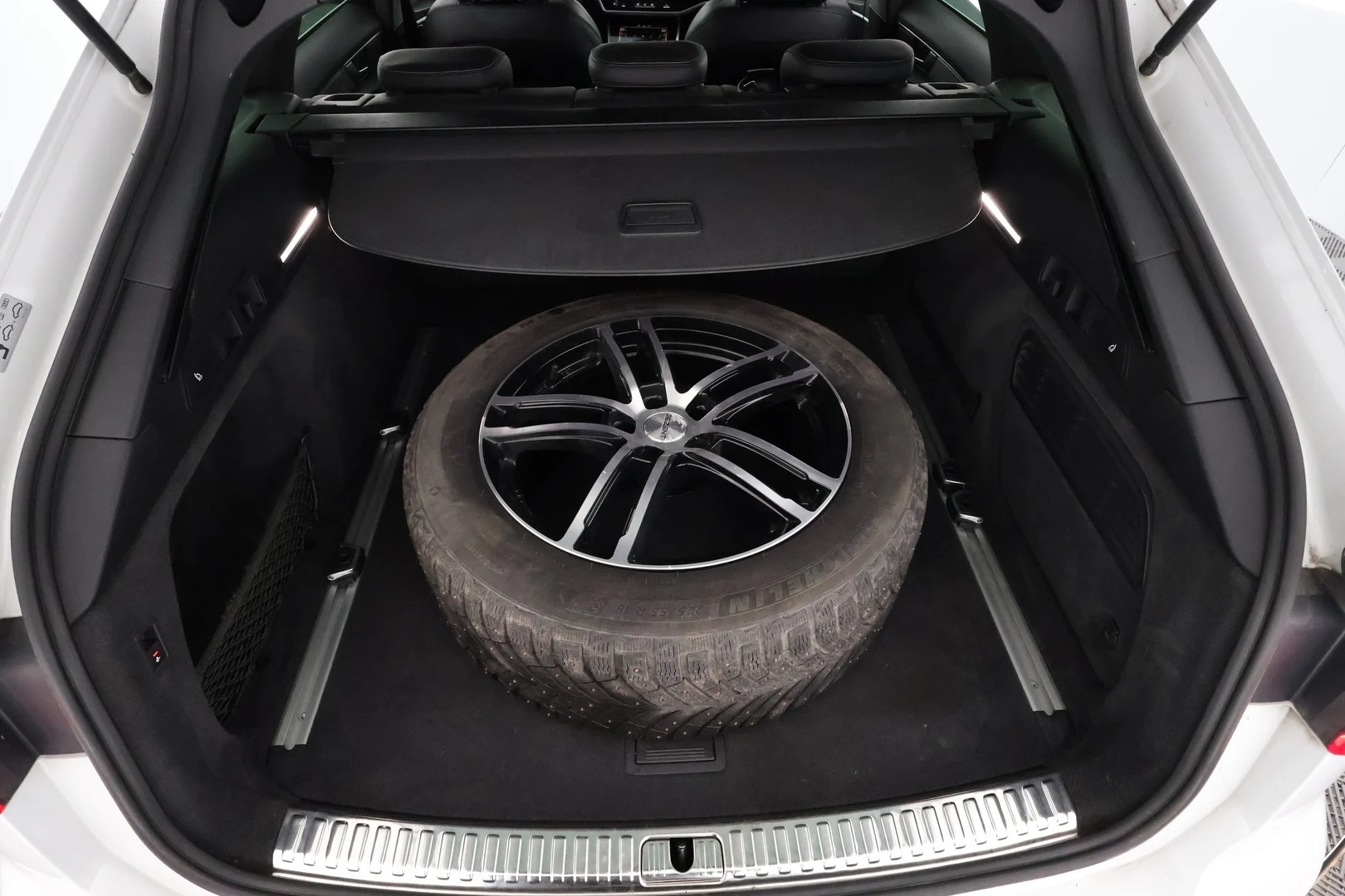Car Image - JCFGhRlfQcGLBOLHjttXm