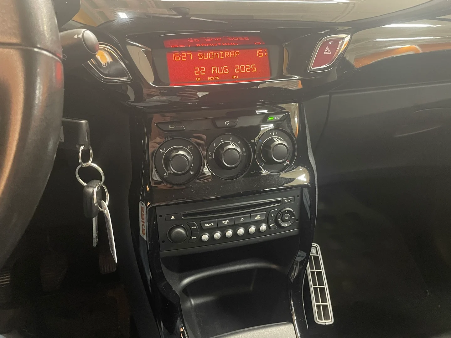 Car Image - IXz7VxLewOmGeb48NqWwA