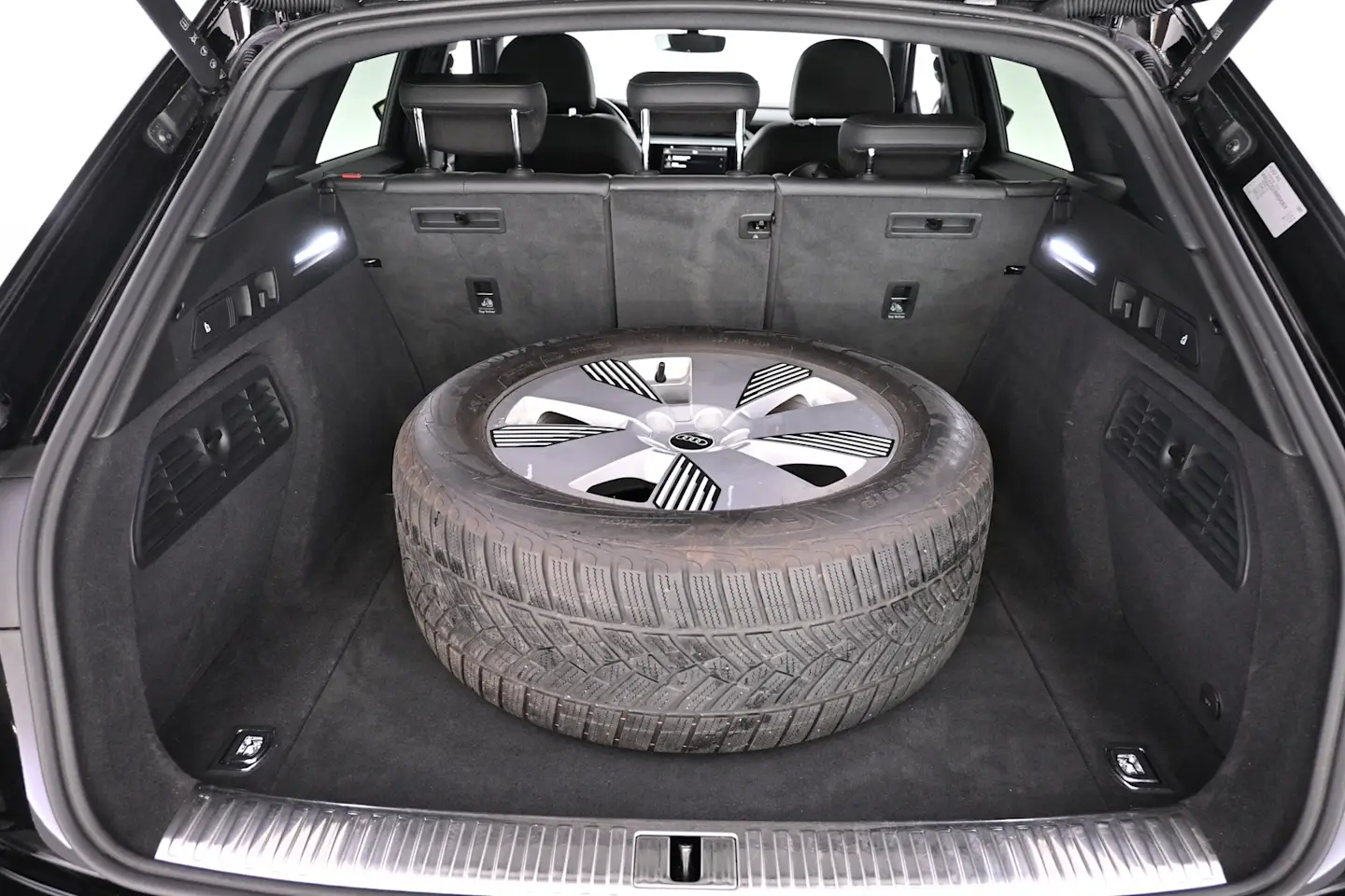 Car Image - 6wRYKQ3FzQ955qGfq9gszX