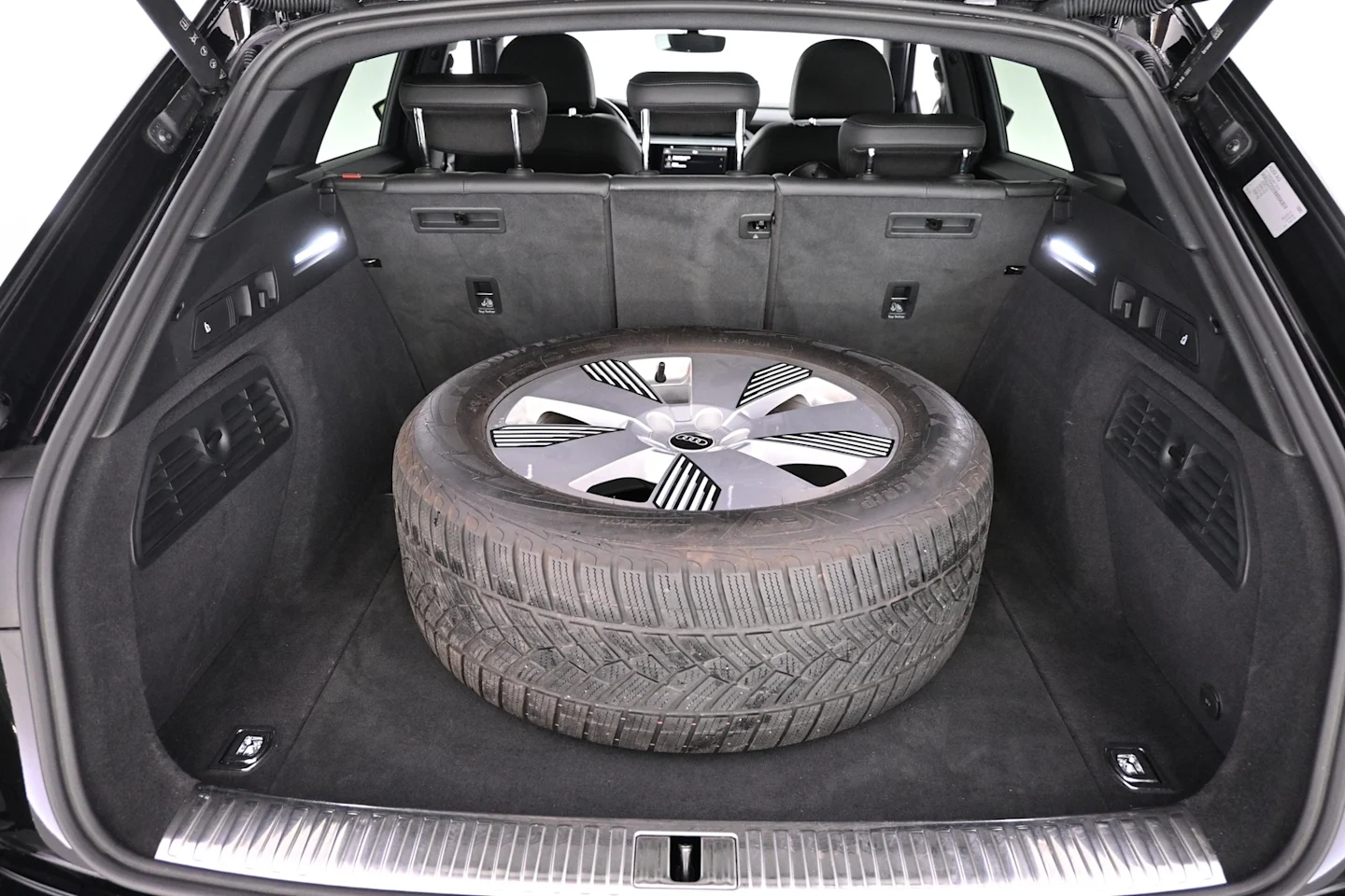 Car Image - 6wRYKQ3FzQ955qGfq9gszX